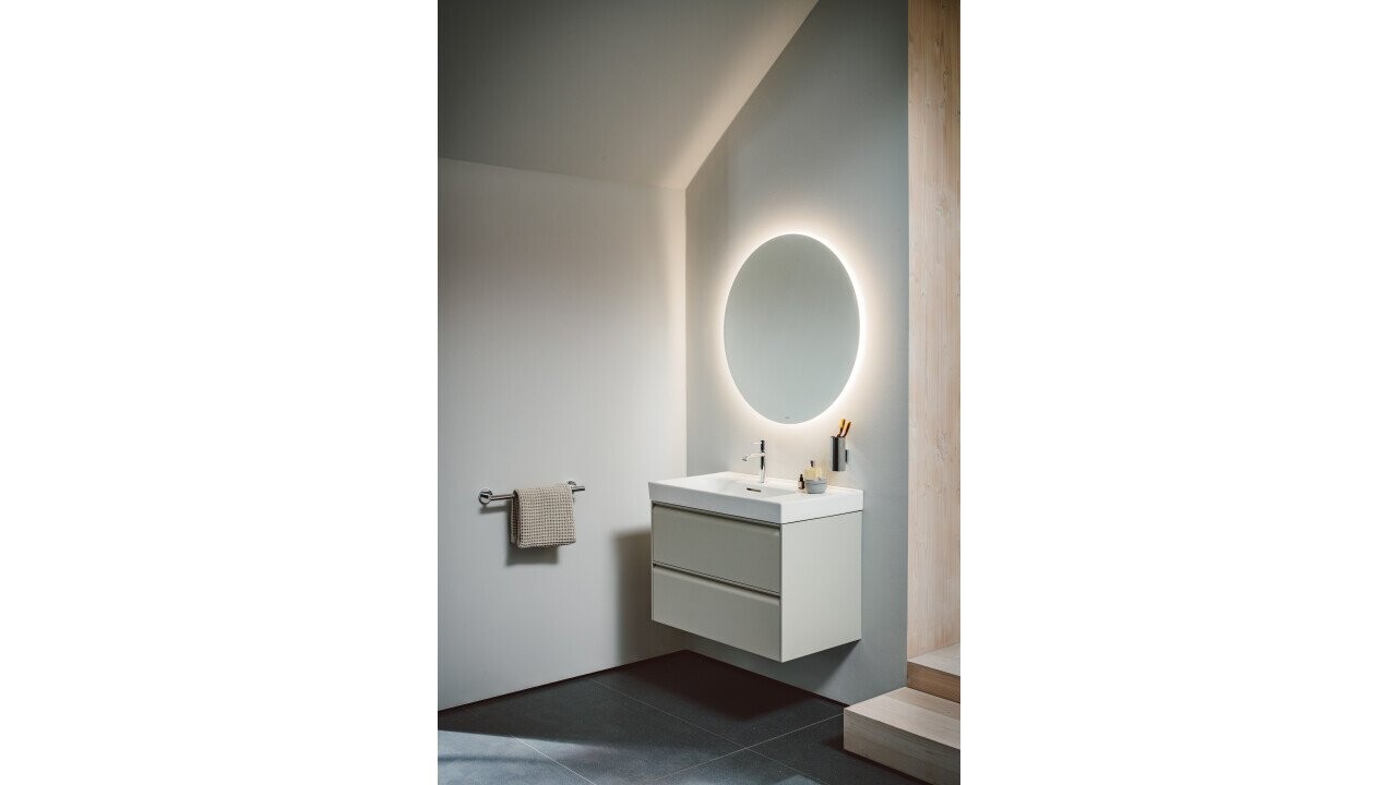 Meda est une collection de salle de bains complète. Elle offre la possibilité de mettre en scène chaque élément en solo ou bien en combinaison avec des gammes Laufen au design semblable.