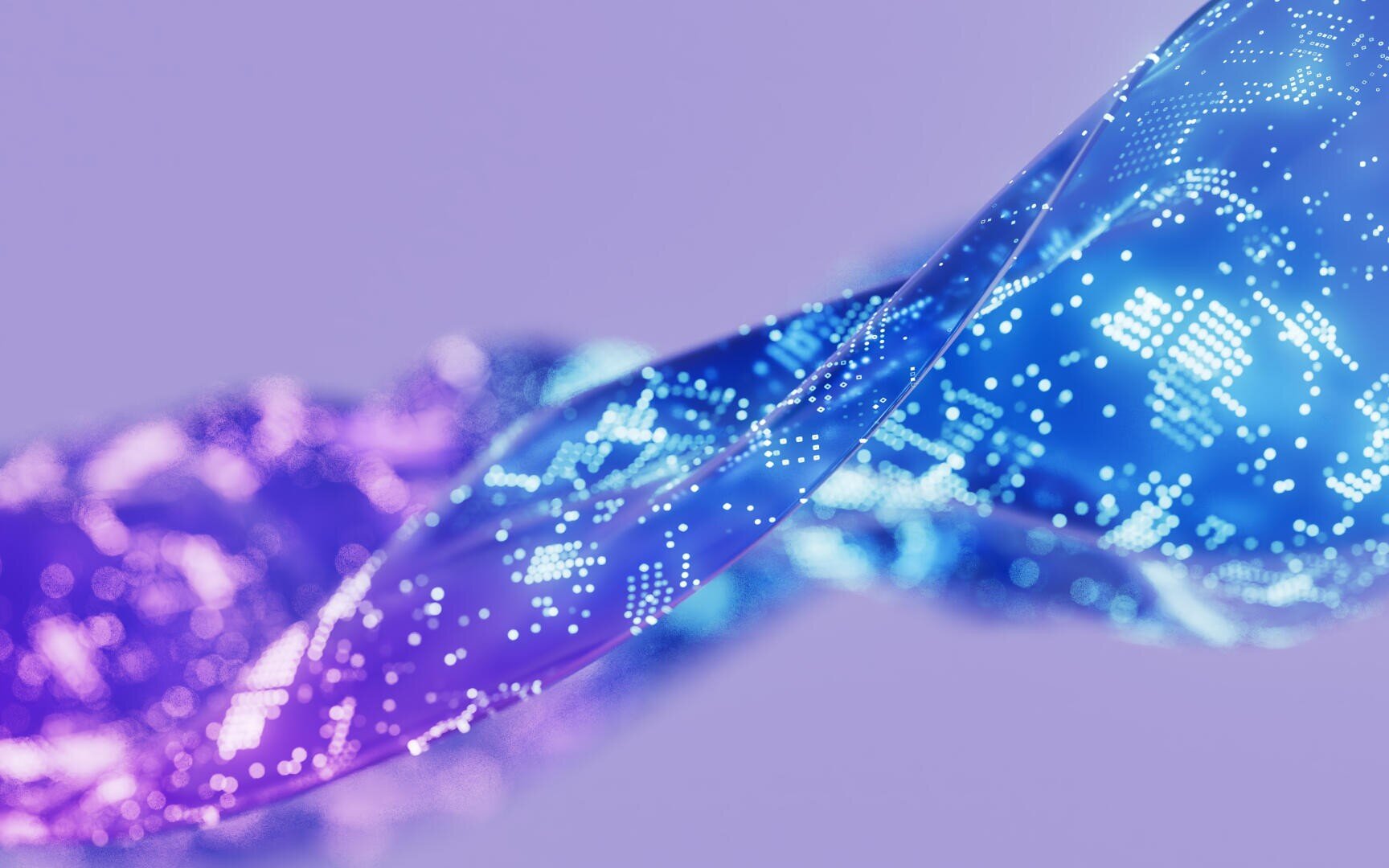 Ein digitales abstraktes Bild, das ein sich windendes Band aus leuchtend blauen und violetten Pixeln auf einem hellvioletten Hintergrund zeigt und Datenfluss oder digitale Konnektivität suggeriert.