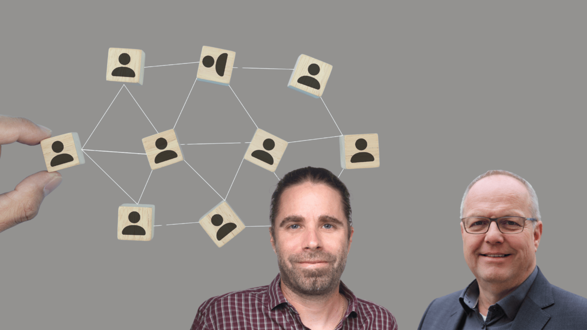 Zwei Männer, einer mit Bart und langem Haar, der andere mit Glatze und Brille, lächeln in die Kamera. Über ihnen sind Holzblöcke mit Personensymbolen durch weiße Linien verbunden, die ein Netzwerk symbolisieren. Eine Hand hält einen der Blöcke.