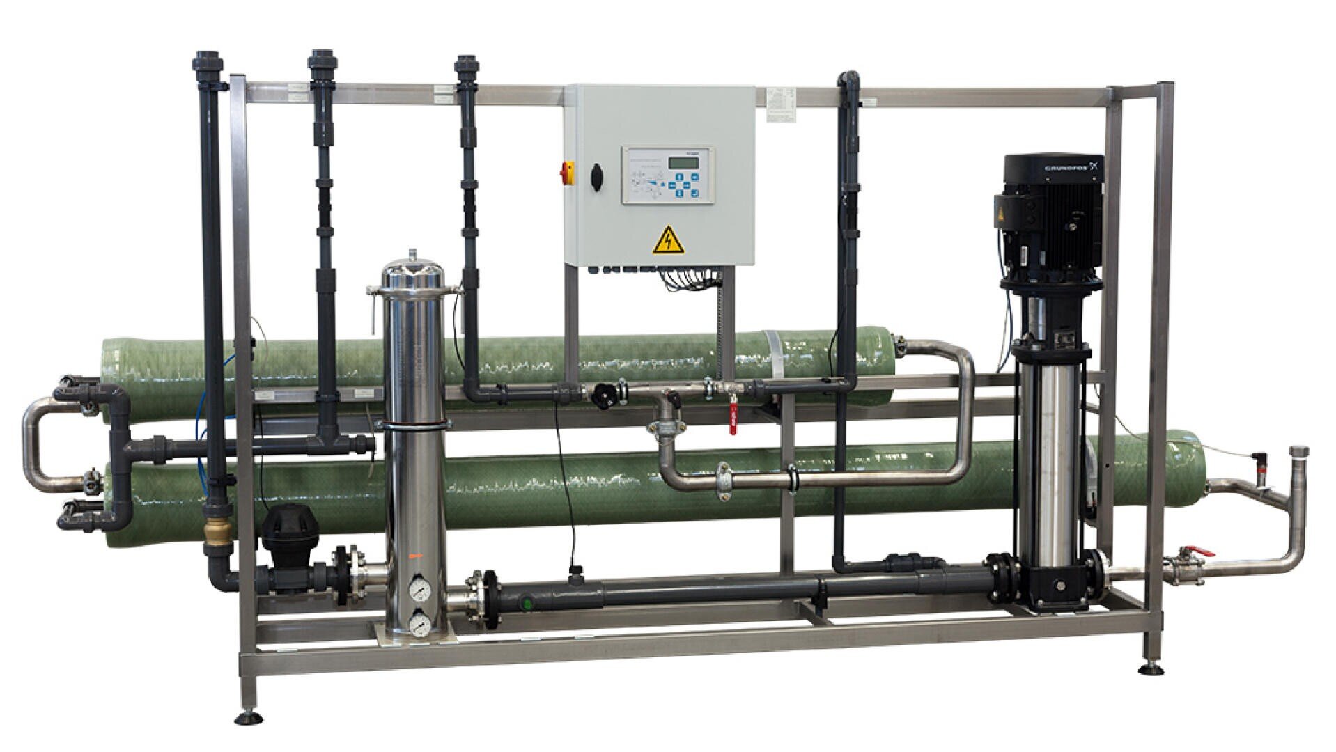 Ein Umkehrosmose-Wasserfiltersystem mit grünen, zylindrischen Membrangehäusen, miteinander verbundenen Rohren, Schalttafel und einer vertikalen Pumpe, die auf einem Metallrahmen montiert ist.