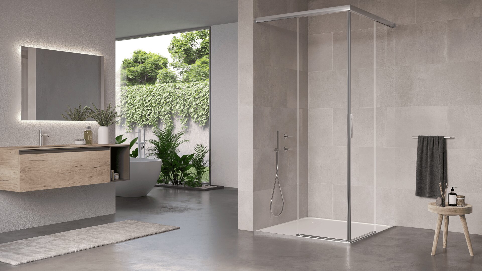 Modernes Badezimmer mit großen beigen Fliesen, einer begehbaren Glasdusche, einem wandmontierten Waschtisch mit Waschbecken, einem beleuchteten Spiegel, einer freistehenden Badewanne, Zimmerpflanzen, einem Handtuchhalter und einem Hocker mit Toilettenartikeln. Ein großes Fenster zeigt das Grün draußen.