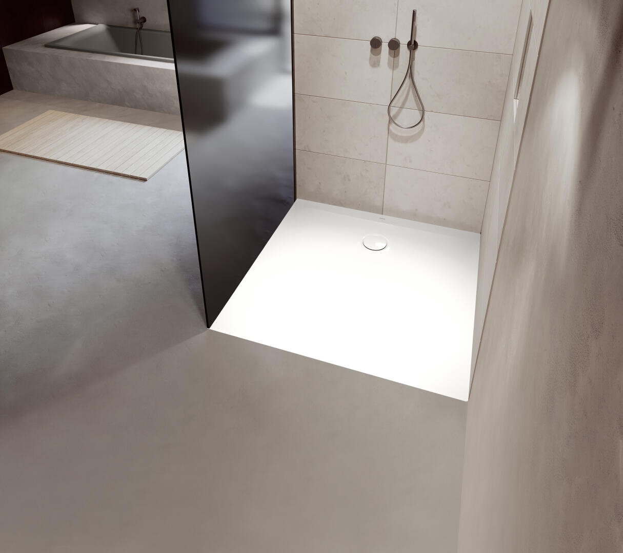 Salle de bain minimaliste avec une douche à l'italienne moderne avec un bac à douche blanc, une séparation en verre, une robinetterie murale et une baignoire en arrière-plan sur un sol en béton clair.