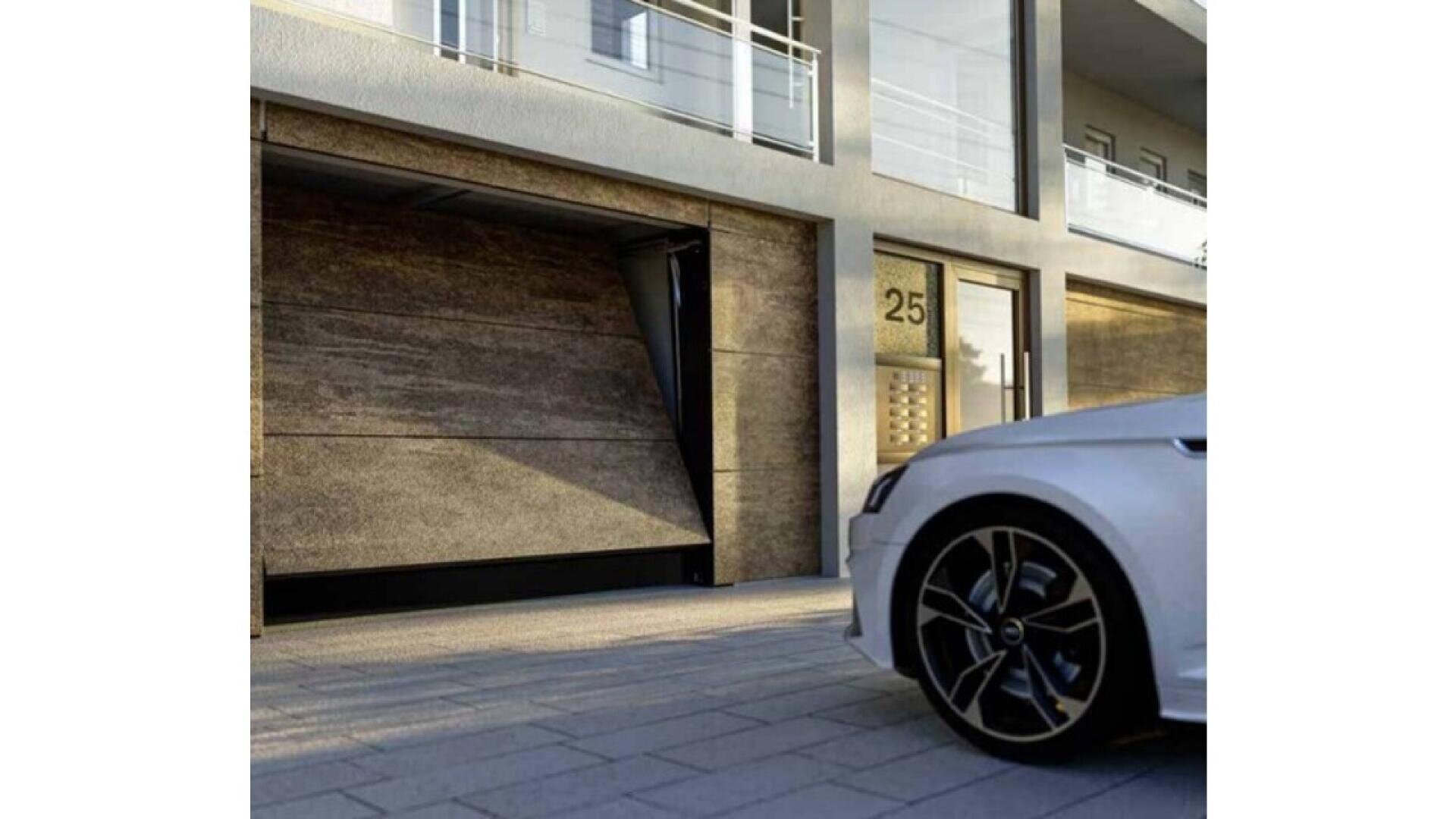Un bâtiment moderne avec une porte de garage partiellement ouverte et une voiture blanche garée devant. Le bâtiment possède de grandes fenêtres, des balcons et le numéro 25 est affiché à l'entrée.