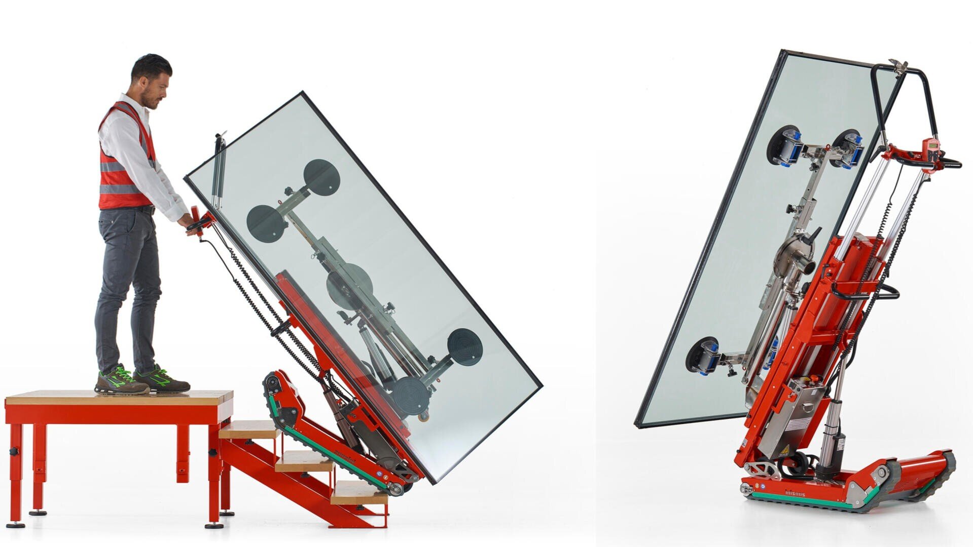 Ein Mann in einer roten Weste benutzt einen roten mechanischen Aufzug mit Saugnäpfen, um eine große Glasscheibe zu bewegen und zu kippen und sie von einer Plattform aus auf den Boden zu stellen.