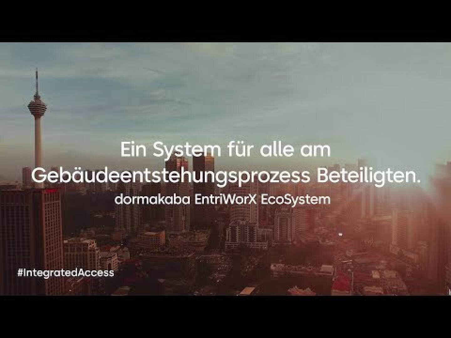 Un paysage urbain au coucher du soleil avec de grands bâtiments et une tour. Le texte allemand superposé se lit comme suit : Ein System für alle am Gebäudeentstehungsprozess Beteiligten. dormakaba EntriWorX EcoSystem. #IntegratedAccess.
