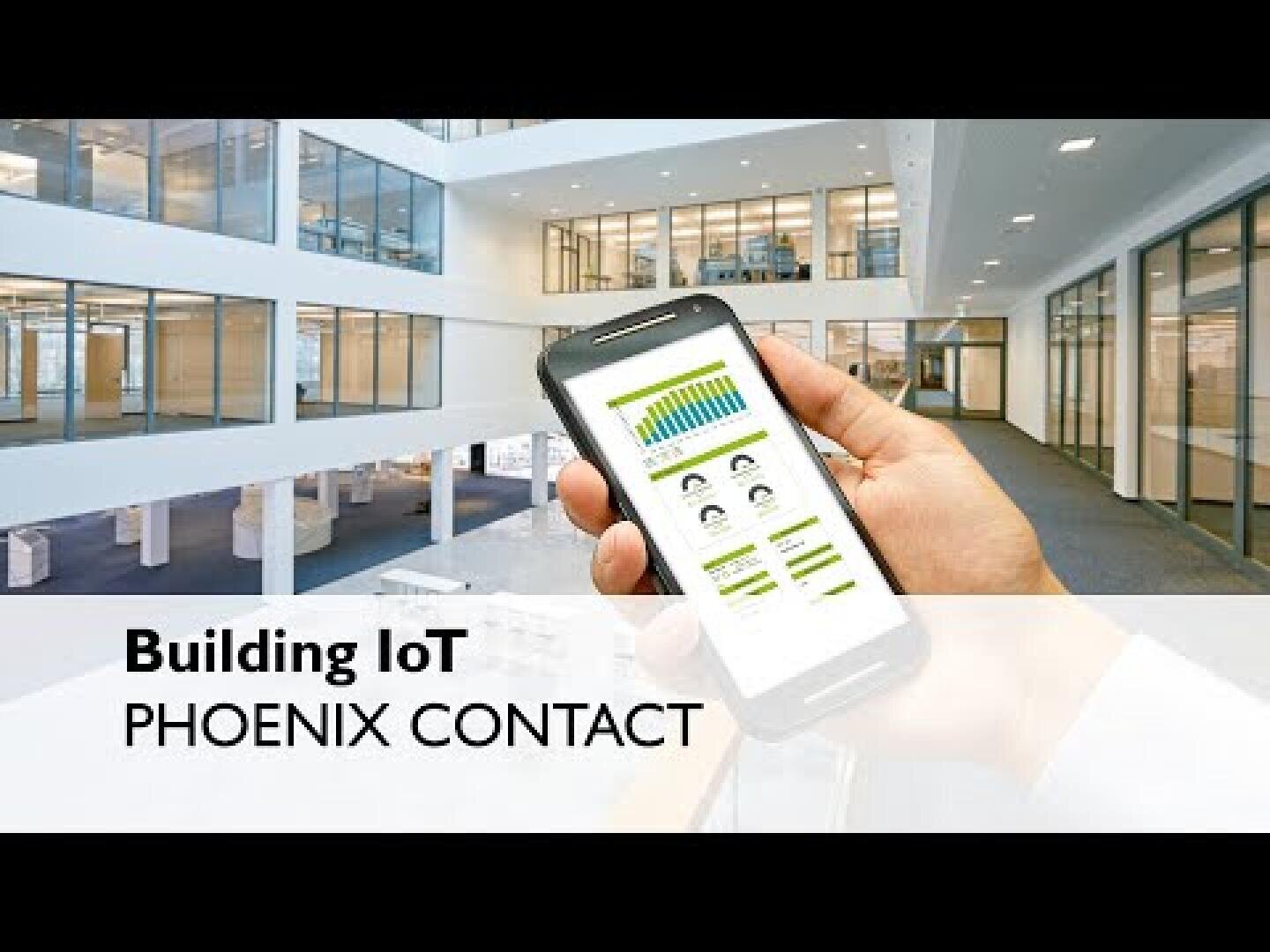 Une personne tient un smartphone qui affiche des diagrammes et des profils dans un immeuble de bureaux moderne. Le texte sur l'image est : Bâtiment IoT PHOENIX CONTACT.