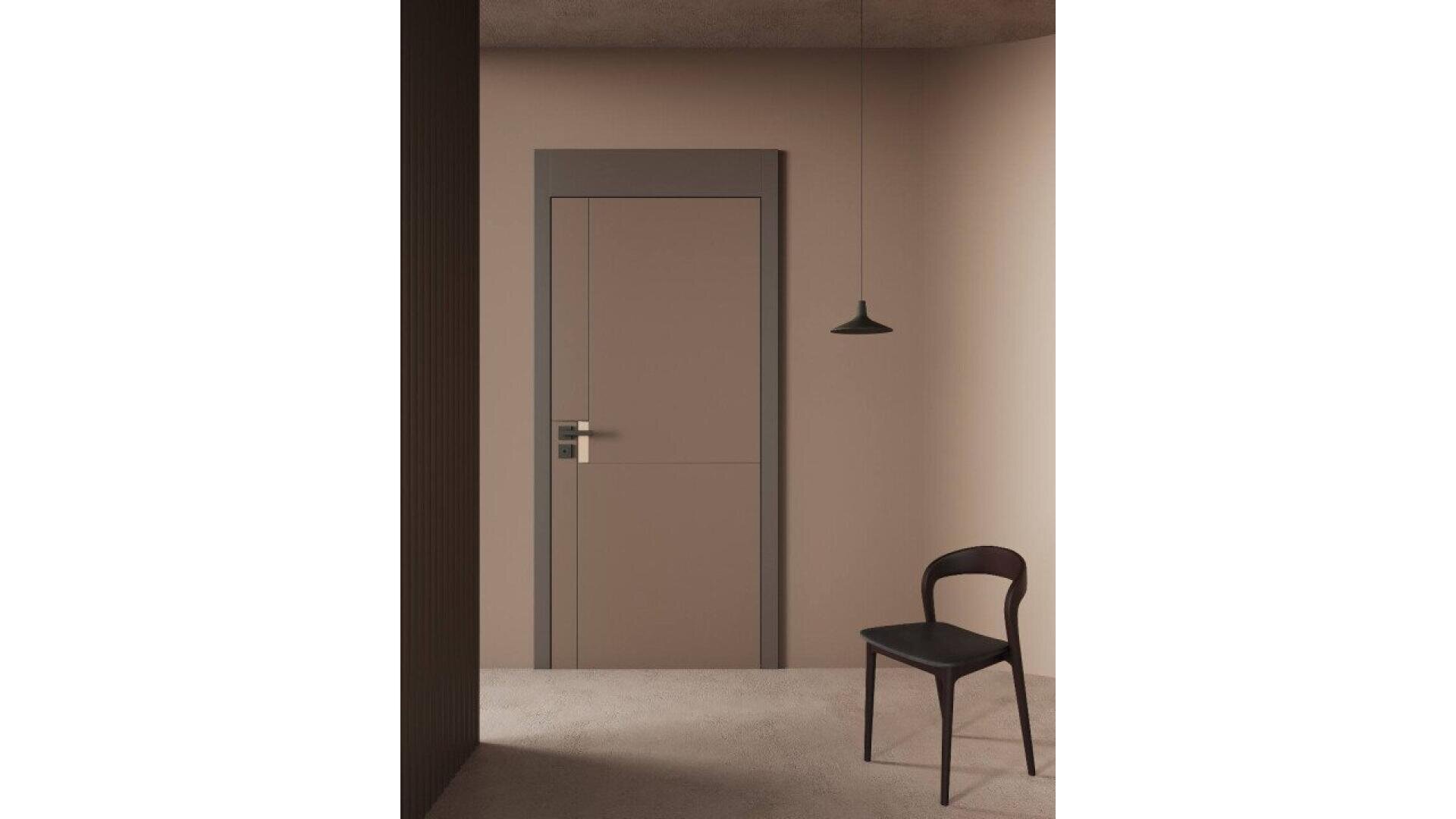 Une pièce beige minimaliste avec une porte beige fermée, une chaise noire moderne et une petite lampe noire suspendue au plafond. Le décor général est simple et contemporain.