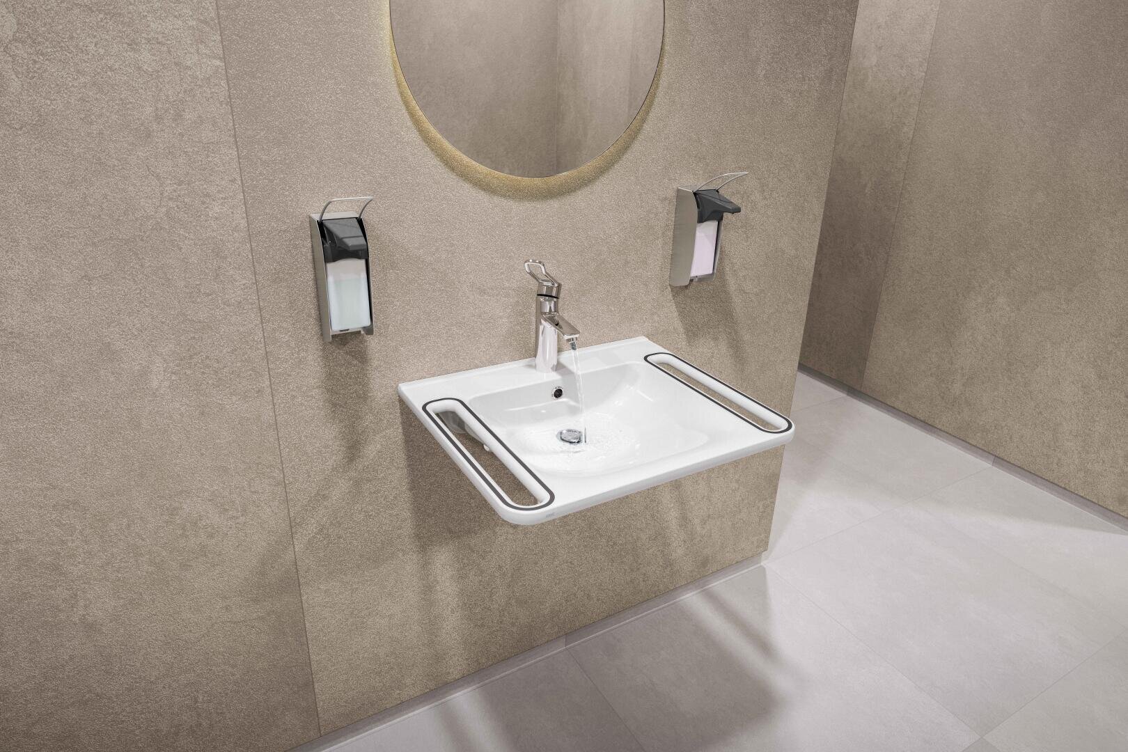 Un lavabo moderne et accessible avec deux rails de support horizontaux, un robinet central, un miroir rond et deux distributeurs de savon sur un mur beige dans des toilettes avec un revêtement de sol clair.