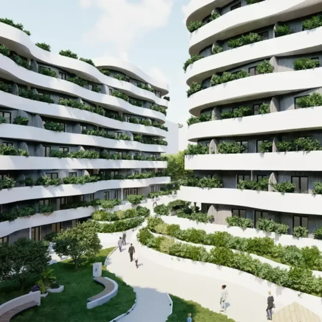 Des immeubles d'habitation modernes aux balcons blancs incurvés, ornés de plantes vertes luxuriantes. Les gens marchent sur des chemins sinueux entourés de jardins dans la cour intérieure. La scène est lumineuse et accueillante.