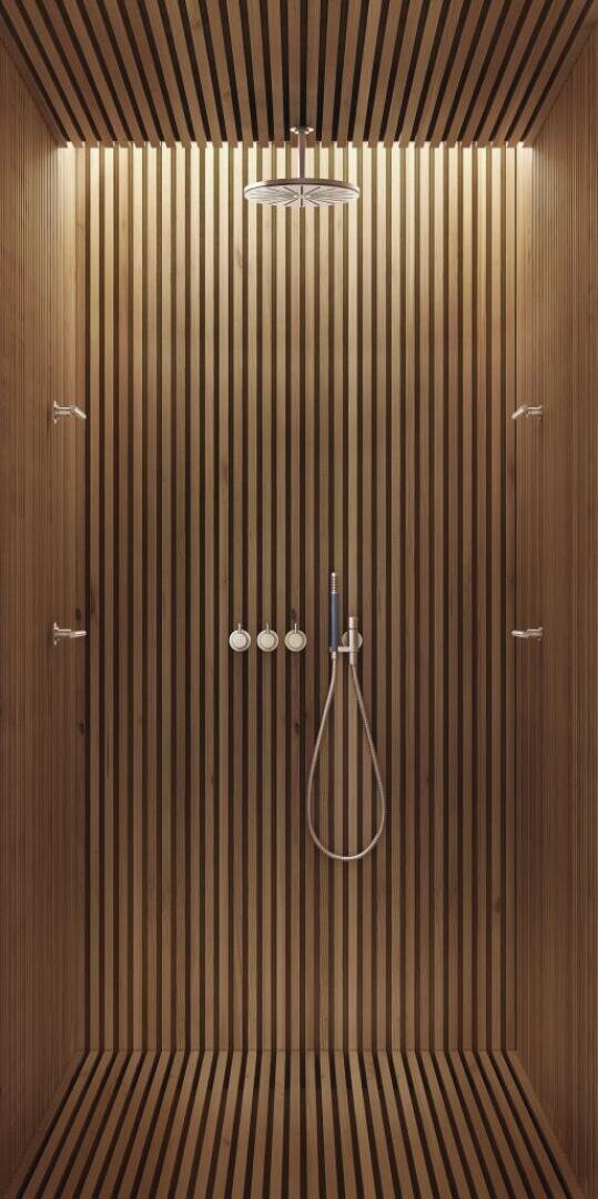 Eine moderne Dusche mit vertikalen Holzlatten an den Wänden und an der Decke, mit einer Regendusche, drei Bedienknöpfen, einer Handbrause und einer minimalistischen Beleuchtung darüber.