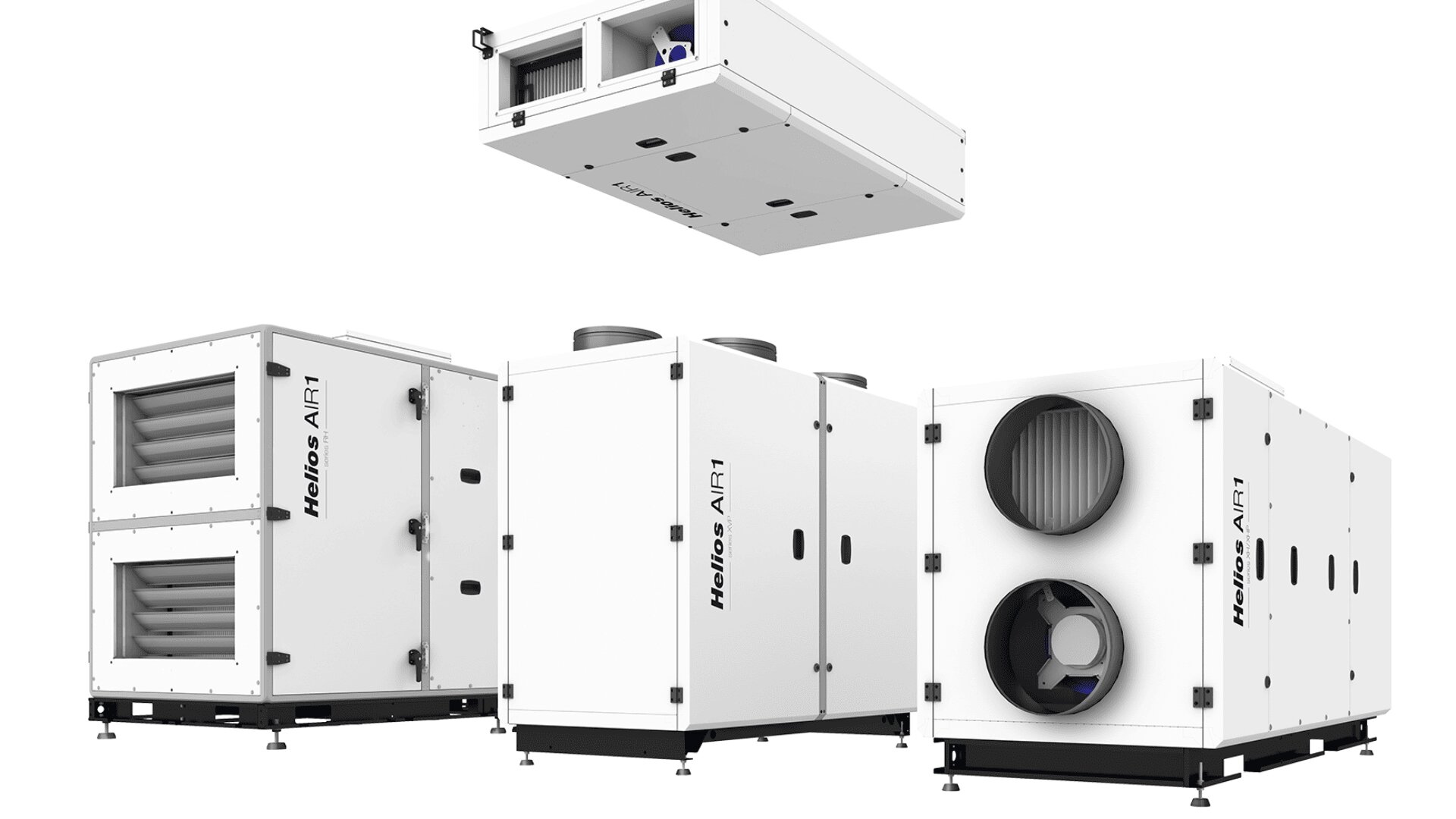 Vier große weiße Industrieklimageräte mit der Aufschrift "Helios AIR1" werden aus verschiedenen Blickwinkeln gezeigt, wobei eines über dem Kopf hängt. Die Geräte sind mit Lüftungsöffnungen, Ventilatoren und Ansauggittern ausgestattet. Der Hintergrund ist einfarbig weiß.