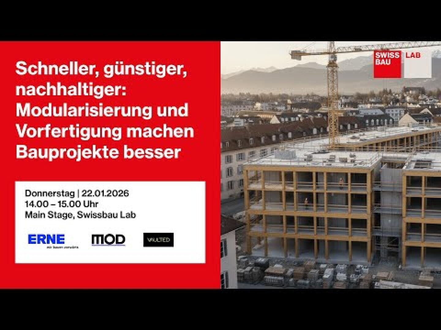 Eine Baustelle mit einem grossen, im Bau befindlichen Gebäude, umgeben von Kränen und benachbarten Gebäuden. Der eingeblendete Text auf Deutsch wirbt für eine Veranstaltung des Swissbau Lab zum Thema modulares Bauen am 22. Januar 2026.