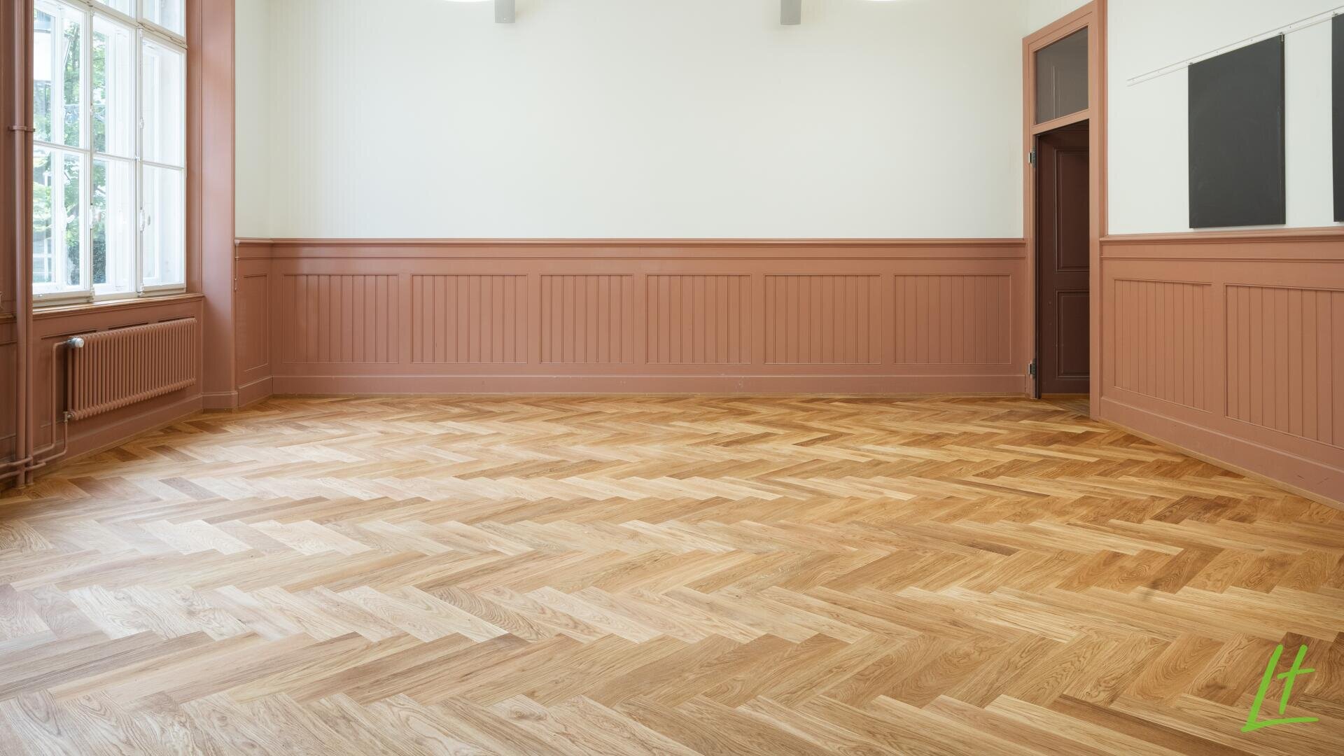 Une pièce avec une porte et un plancher en bois.