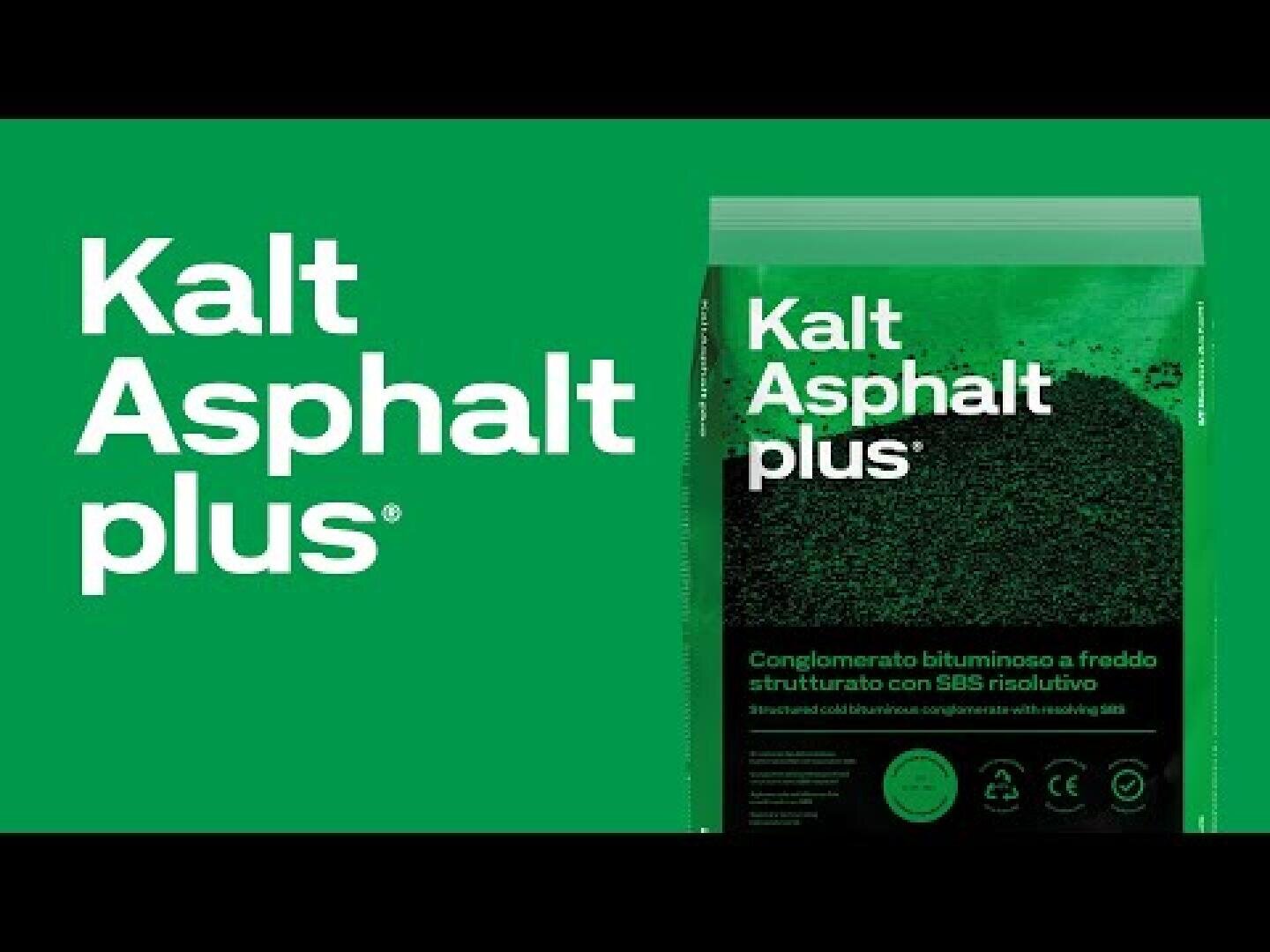 Eine grün-schwarze Verpackung mit der Aufschrift Kalt Asphalt plus erscheint neben einem passenden fettgedruckten Text auf grünem Hintergrund und wirbt für kaltes Asphaltmischgut. Die Verpackung enthält italienischen Text und Recycling-Symbole.