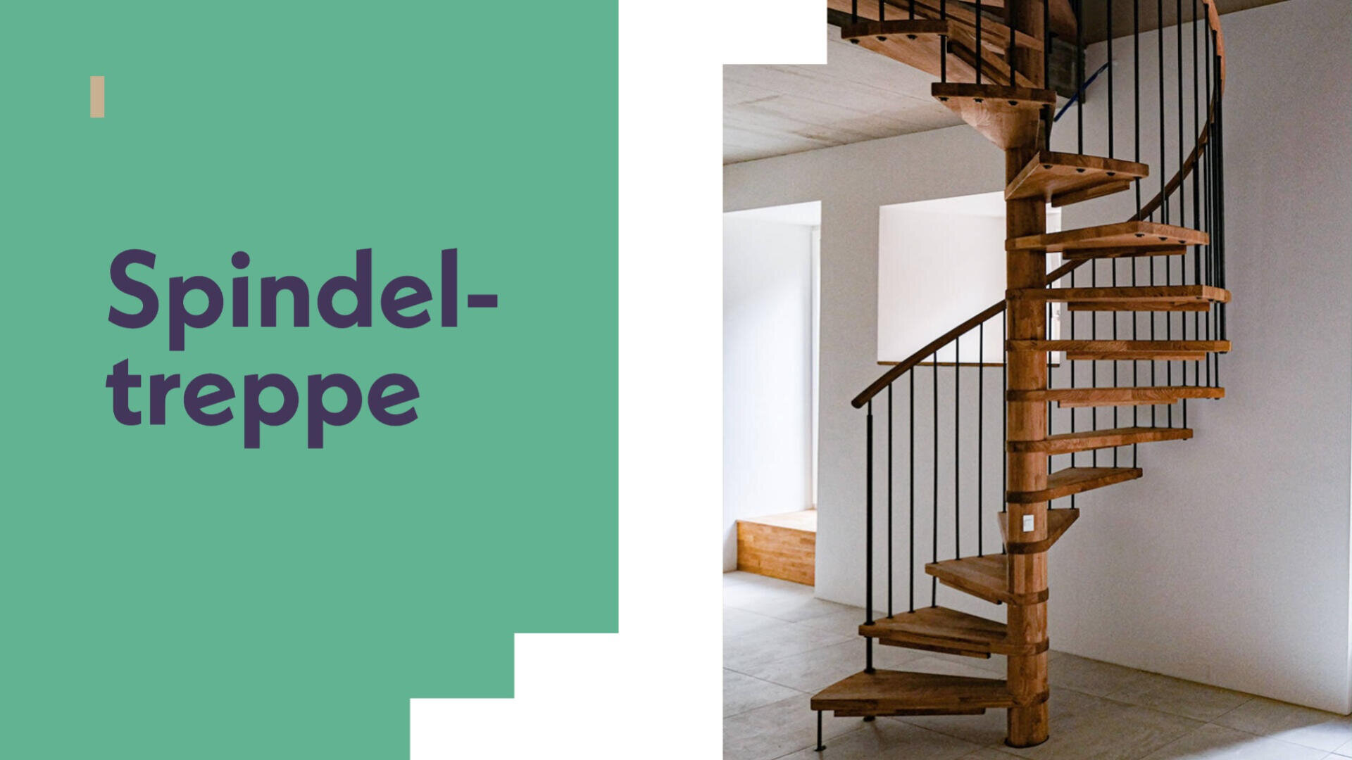 Eine hölzerne Wendeltreppe mit schwarzem Metallgeländer steht in einem modernen, minimalistischen Innenraum. Auf der linken Seite des Bildes befindet sich ein grüner Block mit dem Wort "Spindeltreppe" in großer, dunkelvioletter Schrift.