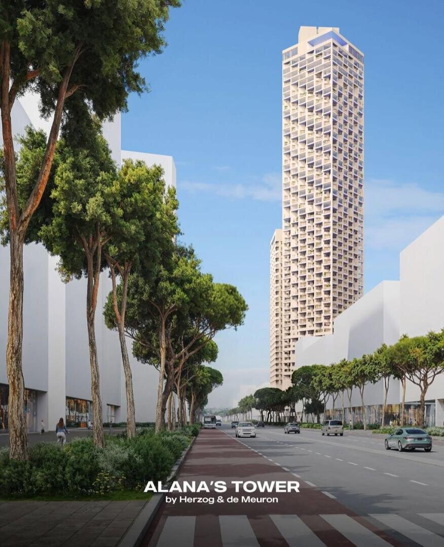 Un haut gratte-ciel moderne à la façade structurée se dresse entre des bâtiments blancs plus courts, bordés d'arbres verts le long d'une large rue vide. Le texte en bas indique : "ALANAS TOWER" de Herzog & de Meuron.