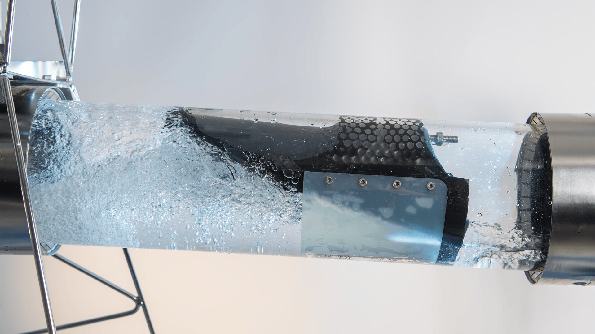 Nahaufnahme der Rückstauklappe Stop Silent SL13, die sich in einer transparenten, mit Wasser gefüllten Röhre befindet. Es wird die Bewegung, öffnen und schliessen der EPDM Mebrane demonstriert. 