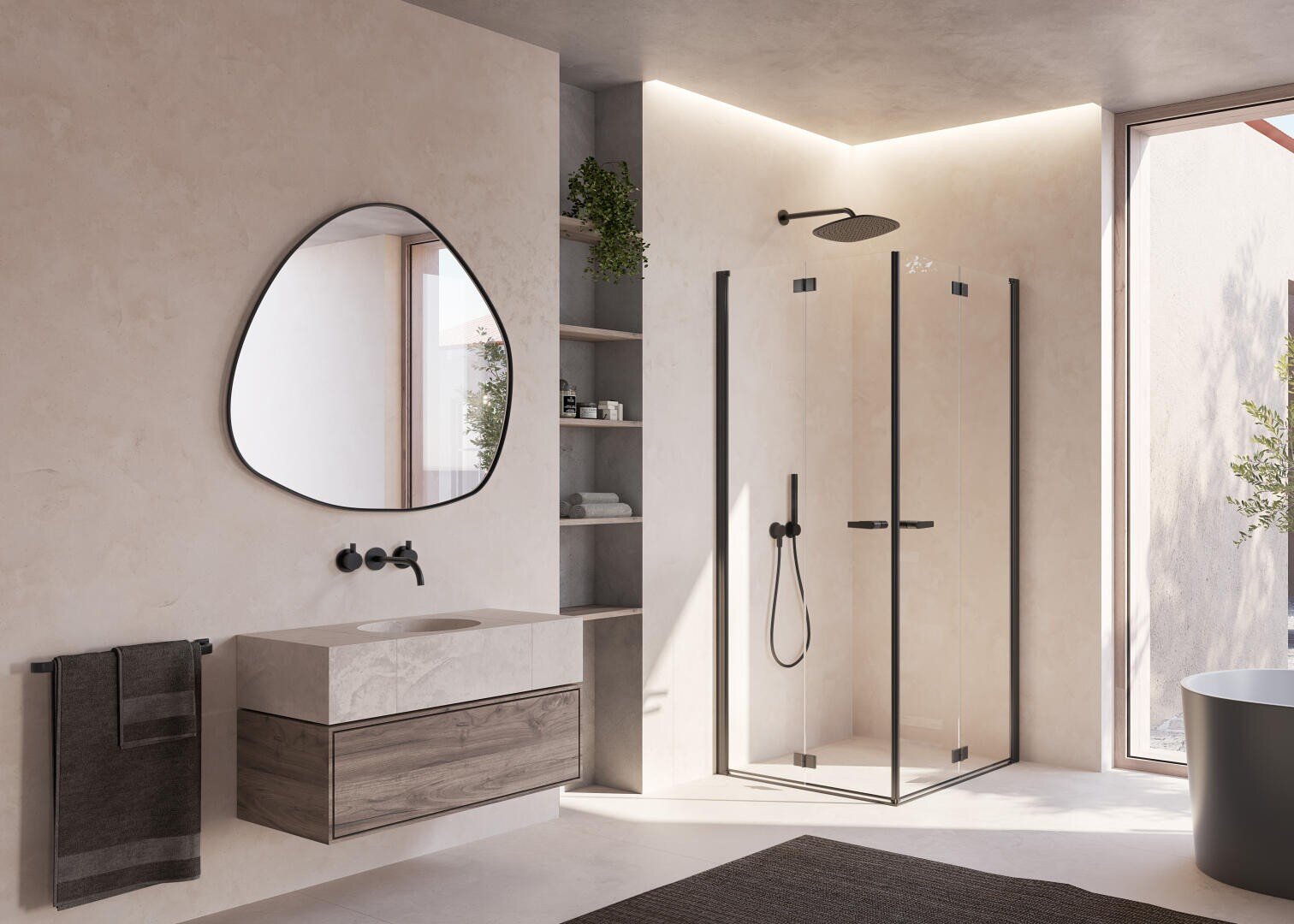 Modernes Badezimmer mit einem schwebenden hölzernen Waschtisch, einem ovalen Spiegel, einer Wandarmatur, einer Glasdusche mit schwarzen Armaturen, einem Handtuchhalter, offenen Regalen mit Pflanzen und einem großen Fenster, das natürliches Licht hereinlässt.