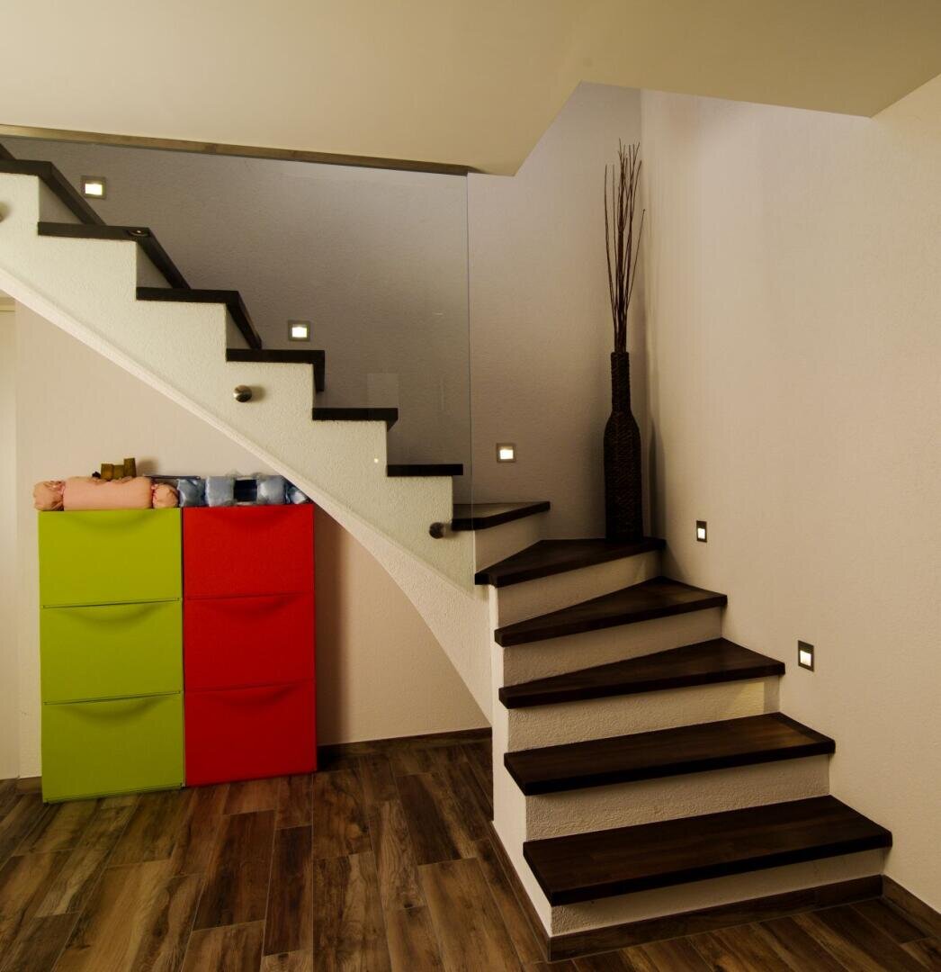 Eine Treppe mit einem grün-roten Schrank.