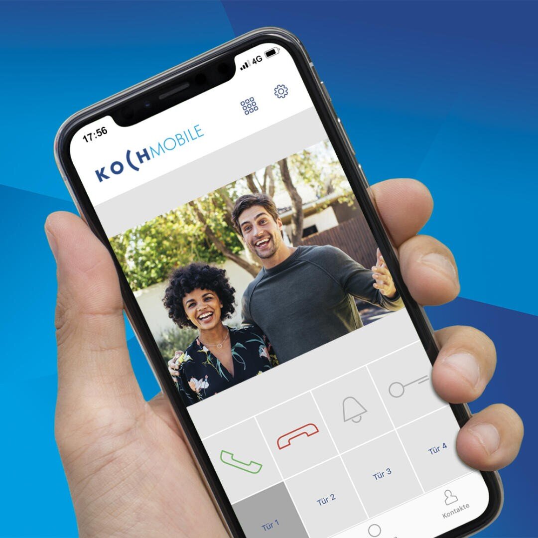 Eine Hand hält ein Smartphone, das einen Videoanruf mit einem lächelnden Paar im Freien anzeigt. Auf dem Bildschirm werden Anruf-, Nachrichten- und Glockensymbole sowie Optionen mit den Bezeichnungen Tür 1, Tür 2, Tür 3 und Kontakte angezeigt.