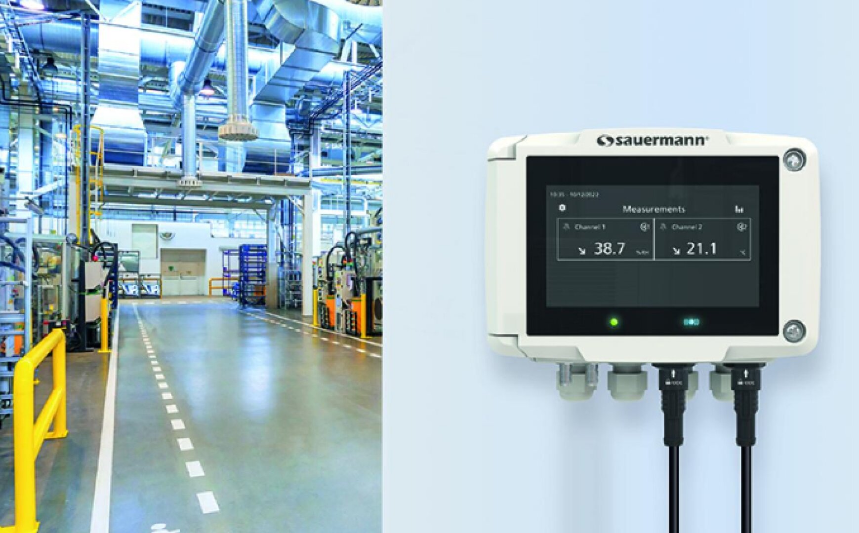 Links ist das Innere einer modernen Industrieanlage zu sehen, mit Maschinen und freien Laufwegen. Rechts zeigt ein digitales Überwachungsgerät von Sauermann die Temperatur- und Luftfeuchtigkeitswerte an.