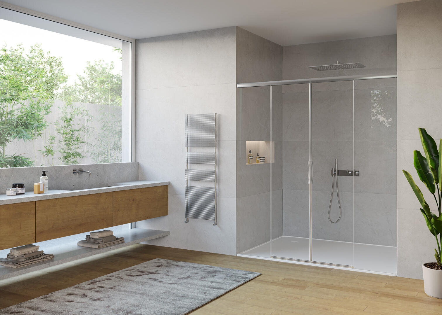 Modernes Badezimmer mit großem Fenster, schwimmendem Waschtisch aus Holz, Waschbecken, verglaster Dusche, Handtuchhalter an der Wand, Topfpflanze und grauem Teppich auf hellem Holzboden; Grünzeug im Freien sichtbar.