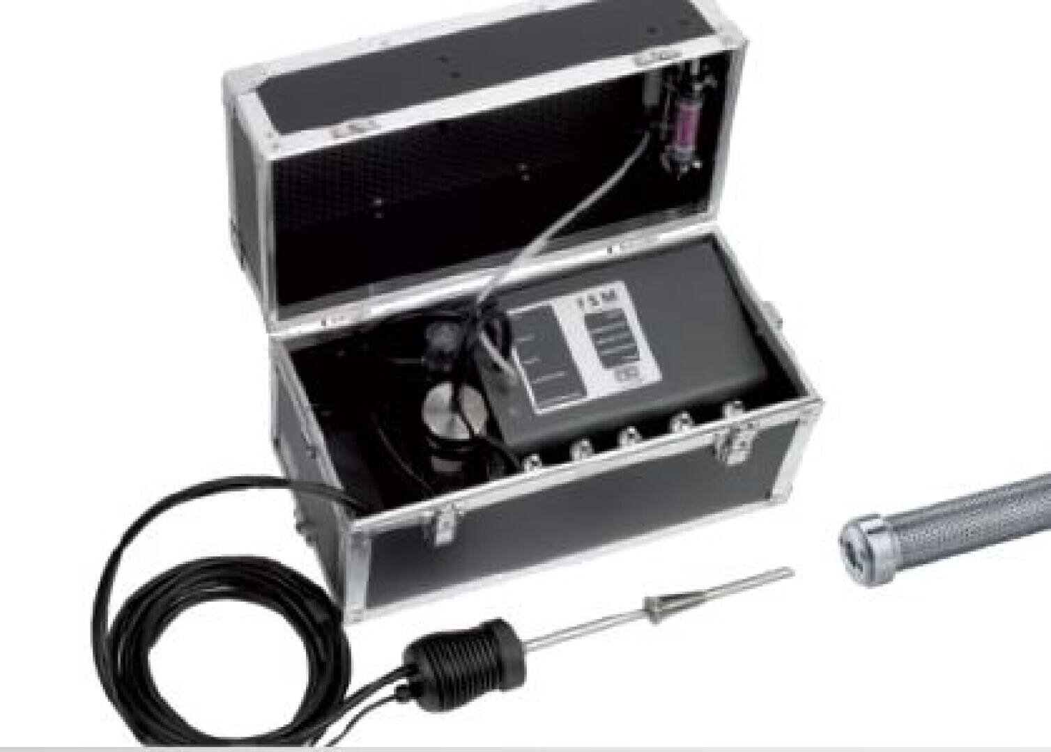Ein schwarzes und silbernes elektronisches Gerät mit Kabeln und einer Sonde in einem offenen Koffer, wahrscheinlich eine wissenschaftliche oder technische Ausrüstung, ist auf weißem Hintergrund abgebildet.