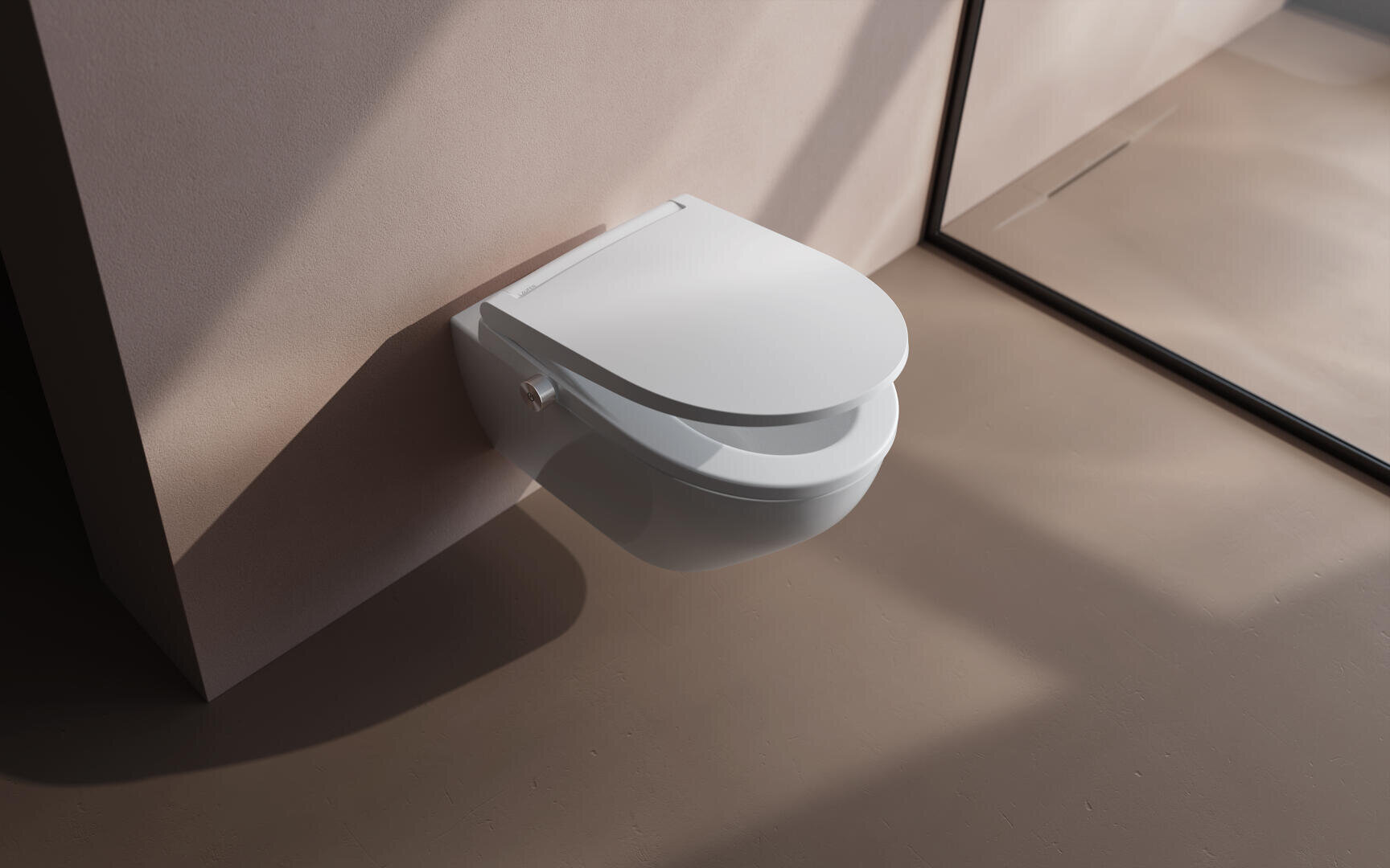 Un WC mural blanc moderne et minimaliste à couvercle fermé est fixé à un mur beige clair dans une salle de bains propre et contemporaine avec un sol assorti et une paroi de douche en verre.