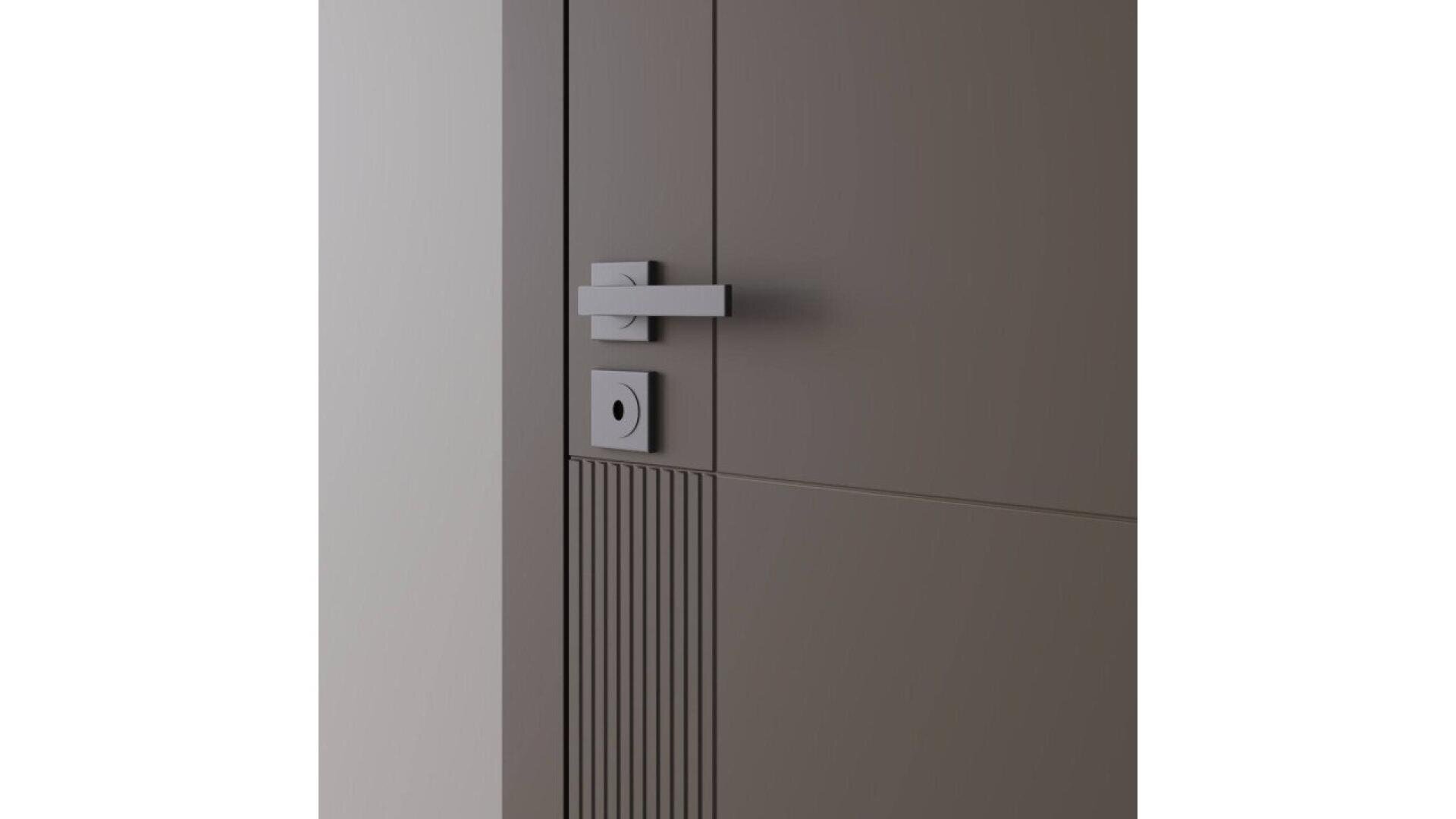Une porte brune moderne et minimaliste avec une poignée rectangulaire argentée et un trou de serrure, avec des rainures verticales sur le panneau inférieur gauche et des surfaces lisses ailleurs.