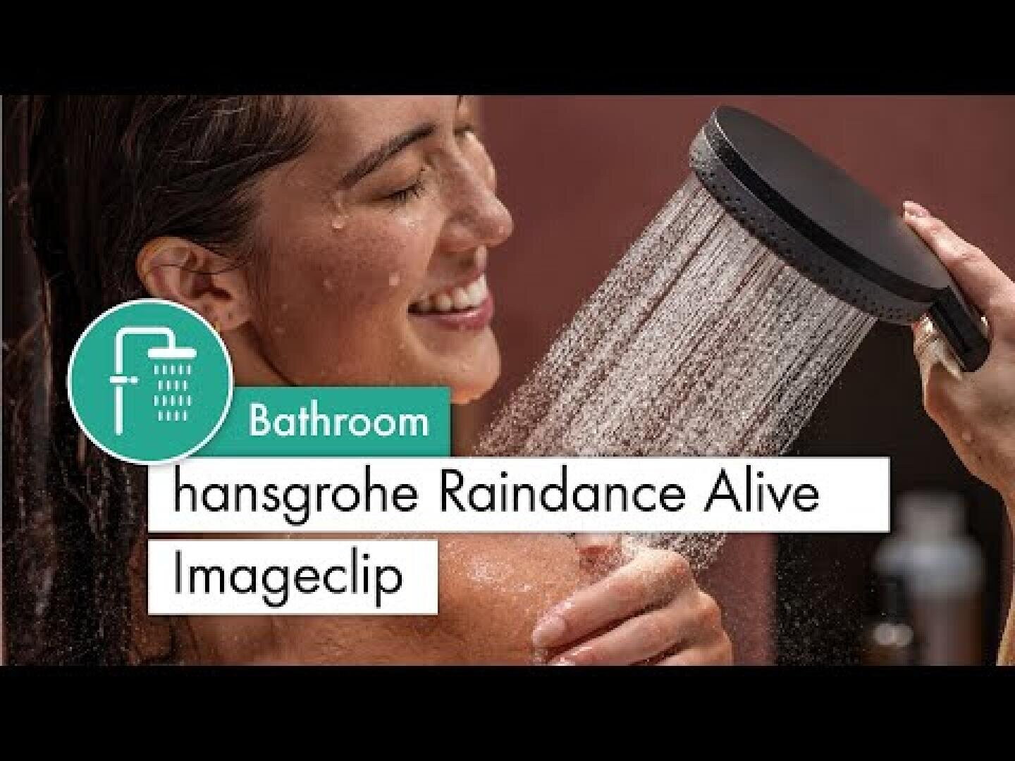 Une femme souriante profite d'une douche et tient une pomme de douche manuelle noire qui pulvérise de l'eau. Le texte est le suivant : Salle de bains hansgrohe Raindance Alive Imageclip.
