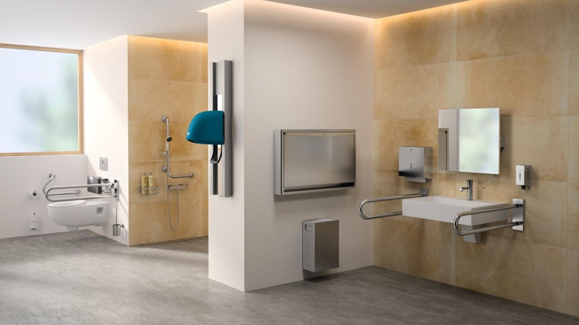 Salle de bains moderne et accessible, avec des murs en carrelage beige, comprenant des toilettes avec barres d'appui, une douche à roulettes avec siège rabattable, et un lavabo avec barres d'appui et miroir, conçu pour l'accessibilité universelle.