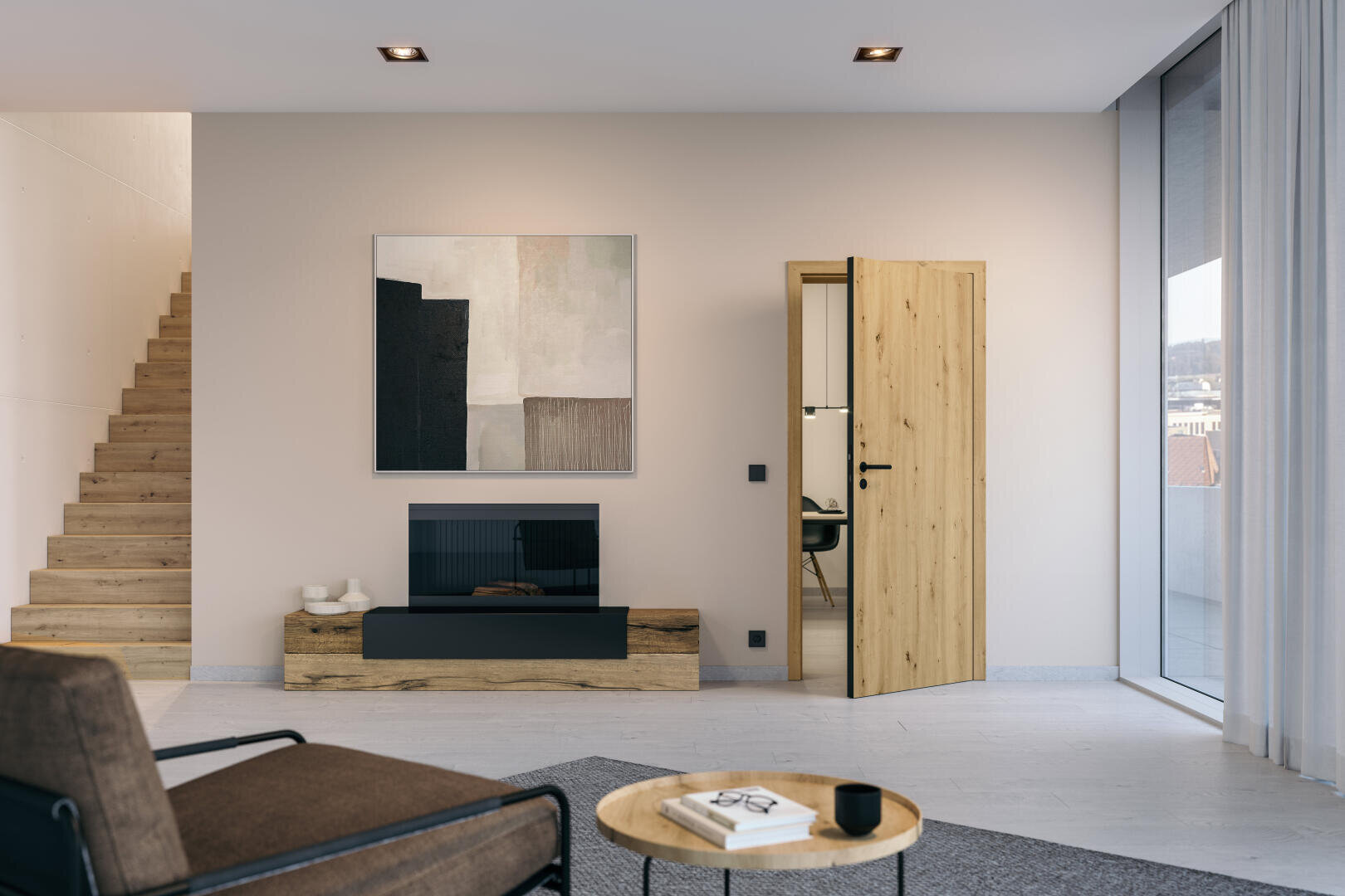 Salon moderne avec des murs clairs, un escalier en bois sur la gauche, un grand tableau abstrait, une télévision sur un support en bois, une porte en bois ouverte, une table basse ronde et des fenêtres du sol au plafond avec des rideaux transparents.