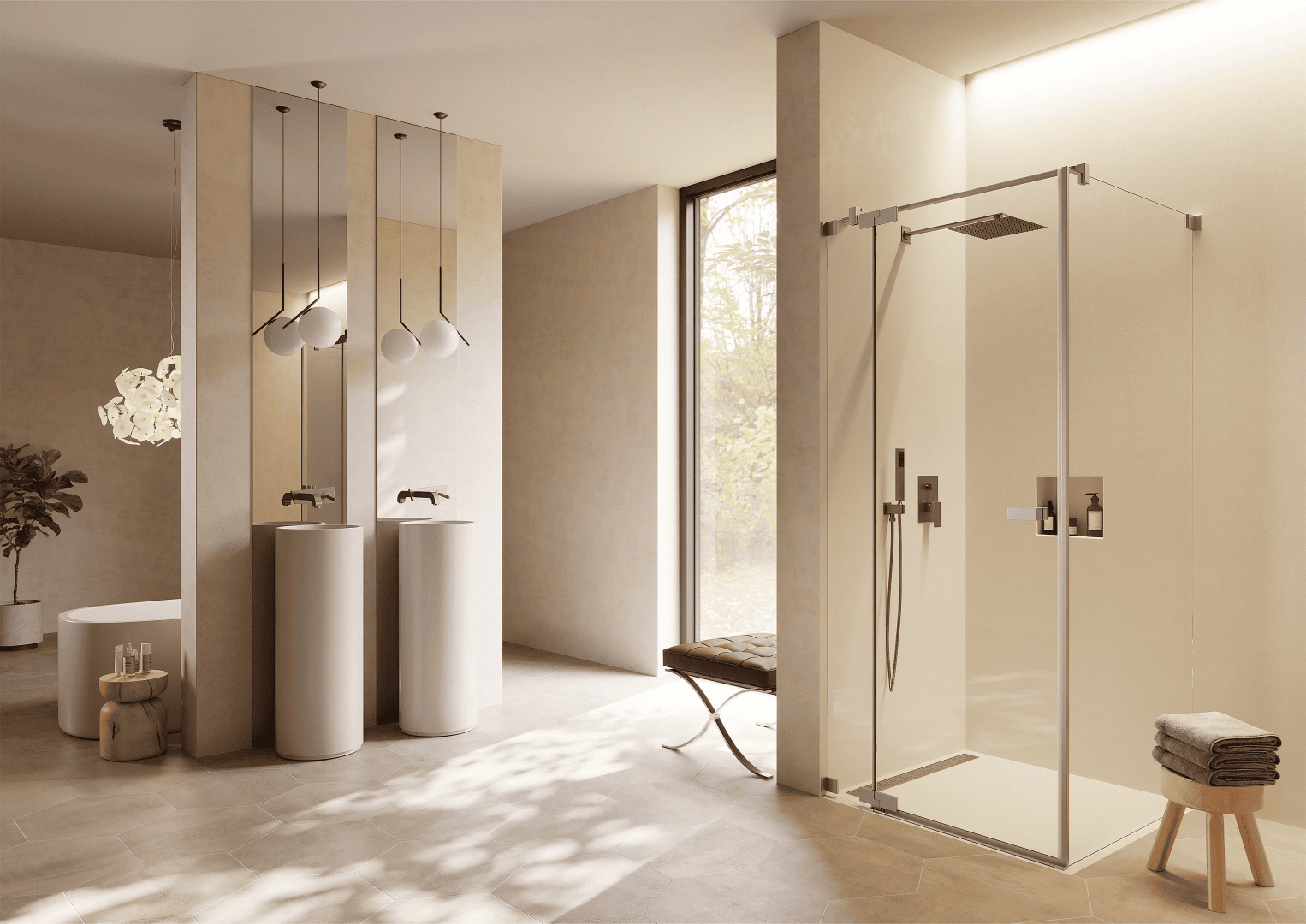 Salle de bains moderne avec cabine de douche en verre, deux lavabos sur pied avec miroirs, des lampes suspendues, une grande plante, un banc rembourré, des serviettes pliées sur un tabouret et de grandes fenêtres laissant entrer la lumière naturelle.