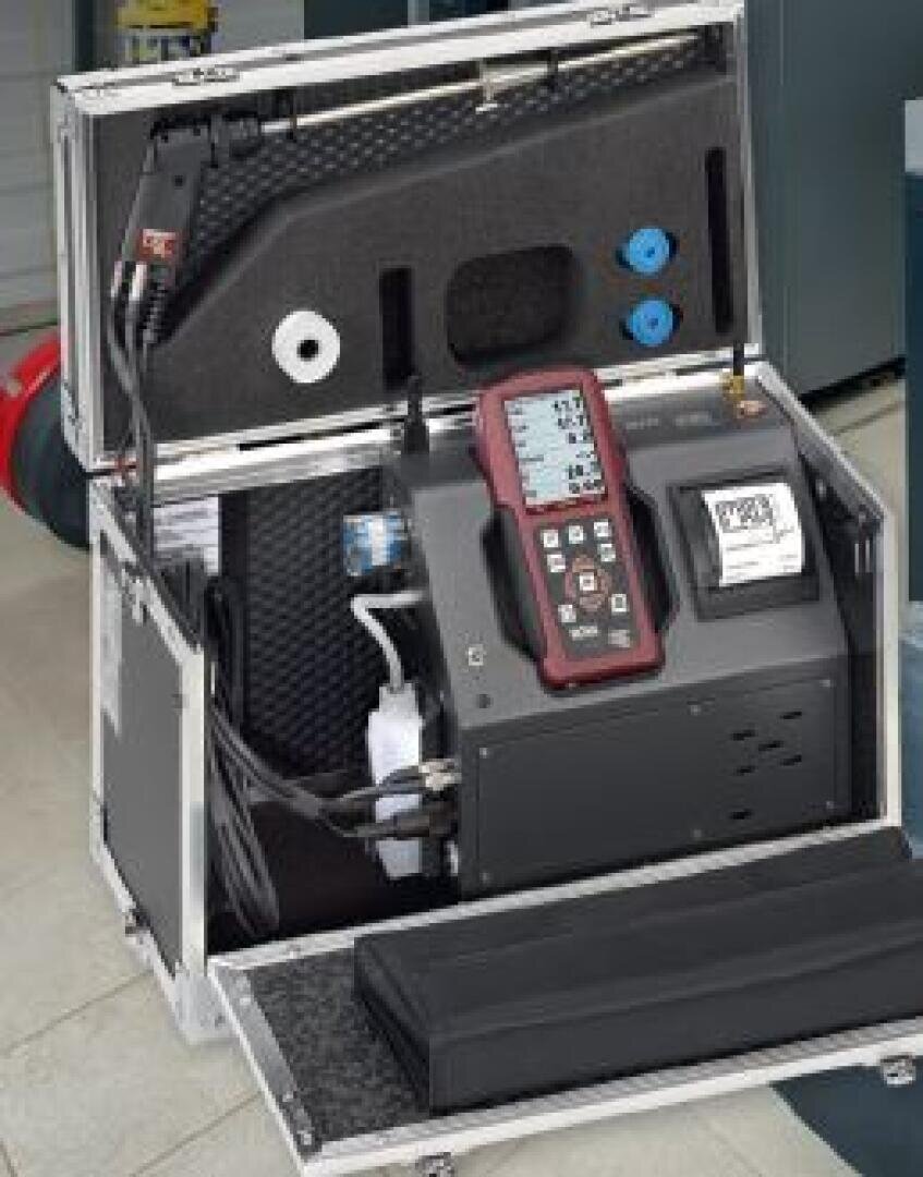 Ein tragbares Diagnoseinstrumentarium mit einem offenen Gehäuse, in dem ein digitales Handmessgerät, Kabel, Schläuche und verschiedene Komponenten übersichtlich angeordnet sind.