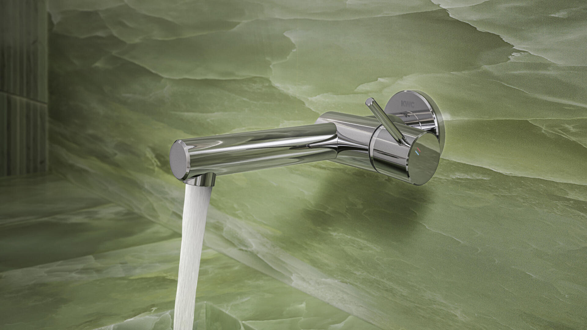 Ein moderner verchromter Wasserhahn ist an einer Wand aus grünem Marmor montiert, und das Wasser fließt aus dem Auslauf in ein unsichtbares Waschbecken darunter.
