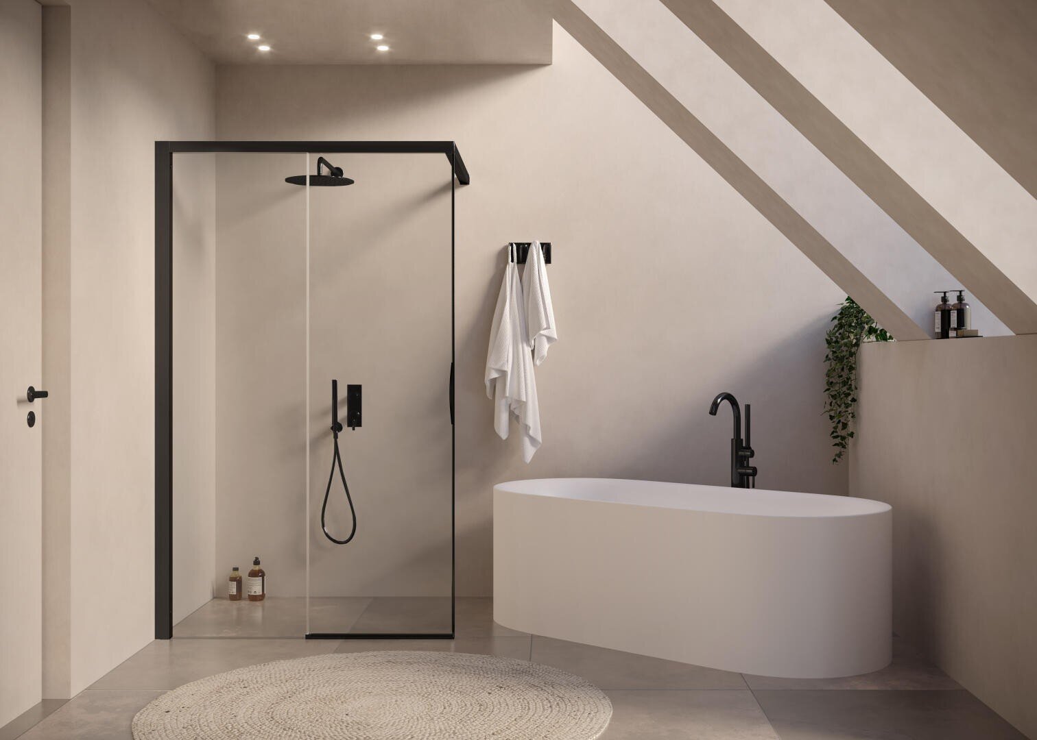 Minimalistisches Badezimmer mit einer begehbaren Glasdusche, einer weißen freistehenden Badewanne, schwarzen Accessoires, hängenden Handtüchern, einem kleinen Teppich, einer schrägen Decke und einer Topfpflanze auf einem Sims, alles in neutralen Farbtönen gehalten.
