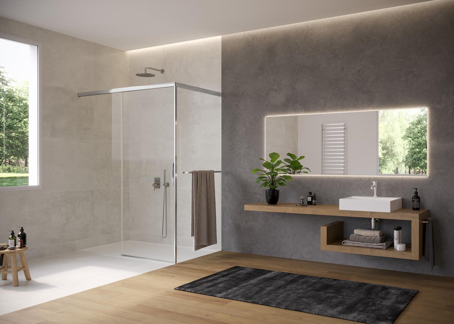 Modernes Badezimmer mit einer begehbaren Glasdusche, einem schwebenden Waschtisch aus Holz mit quadratischem Waschbecken, einem großen, hintergrundbeleuchteten Spiegel, einer Topfpflanze und einem grauen Teppich auf einem Holzboden. Natürliches Licht dringt durch ein Fenster ein, das einen Blick auf die grüne Außenwelt bietet.