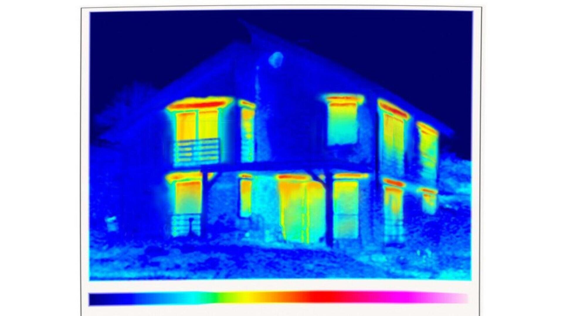 Image thermique d'une maison, avec les zones chaudes en jaune et rouge autour des fenêtres et des portes, et les zones plus froides en bleu et vert sur les murs et le toit. Une échelle de couleurs est visible en bas de l'image.