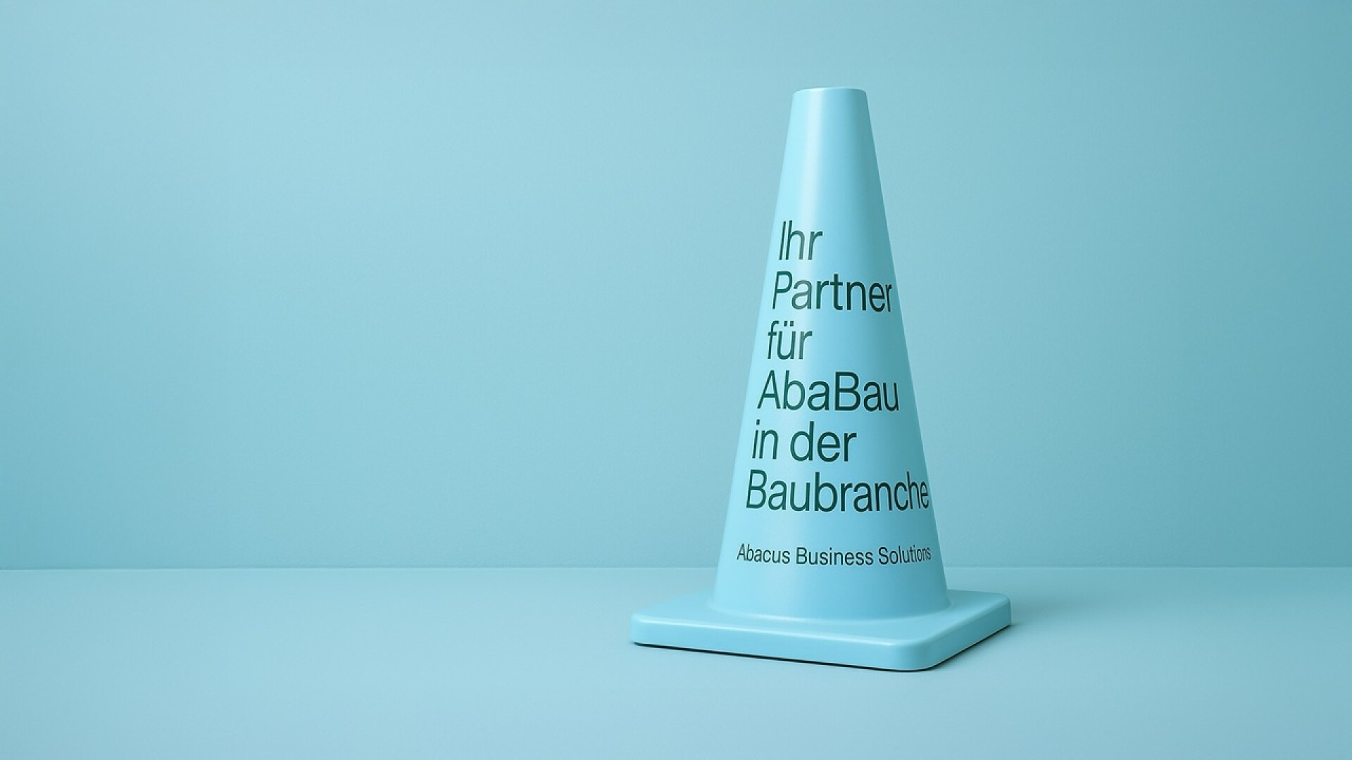 Un cône de signalisation bleu clair avec le texte allemand « Ihr Partner für AbaBau in der Baubranche. Abacus Business Solutions », sur fond bleu clair assorti.