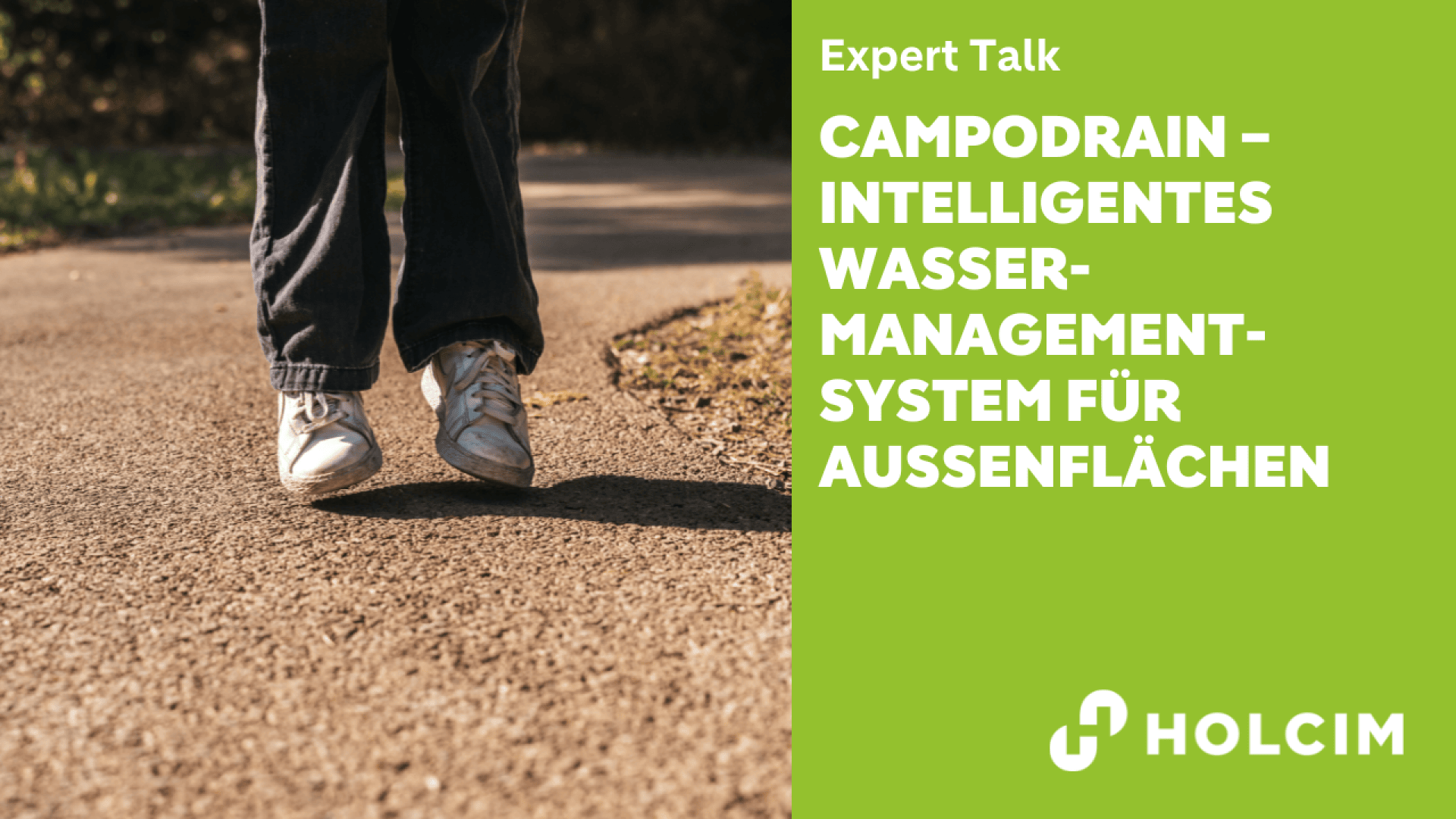 Nahaufnahme einer Person, die auf einem gepflasterten Weg im Freien geht und weiße Schuhe trägt. Rechts befindet sich ein grüner Kasten mit einem deutschen Text über einen Expertenvortrag über intelligente Wassermanagementsysteme von Holcim.