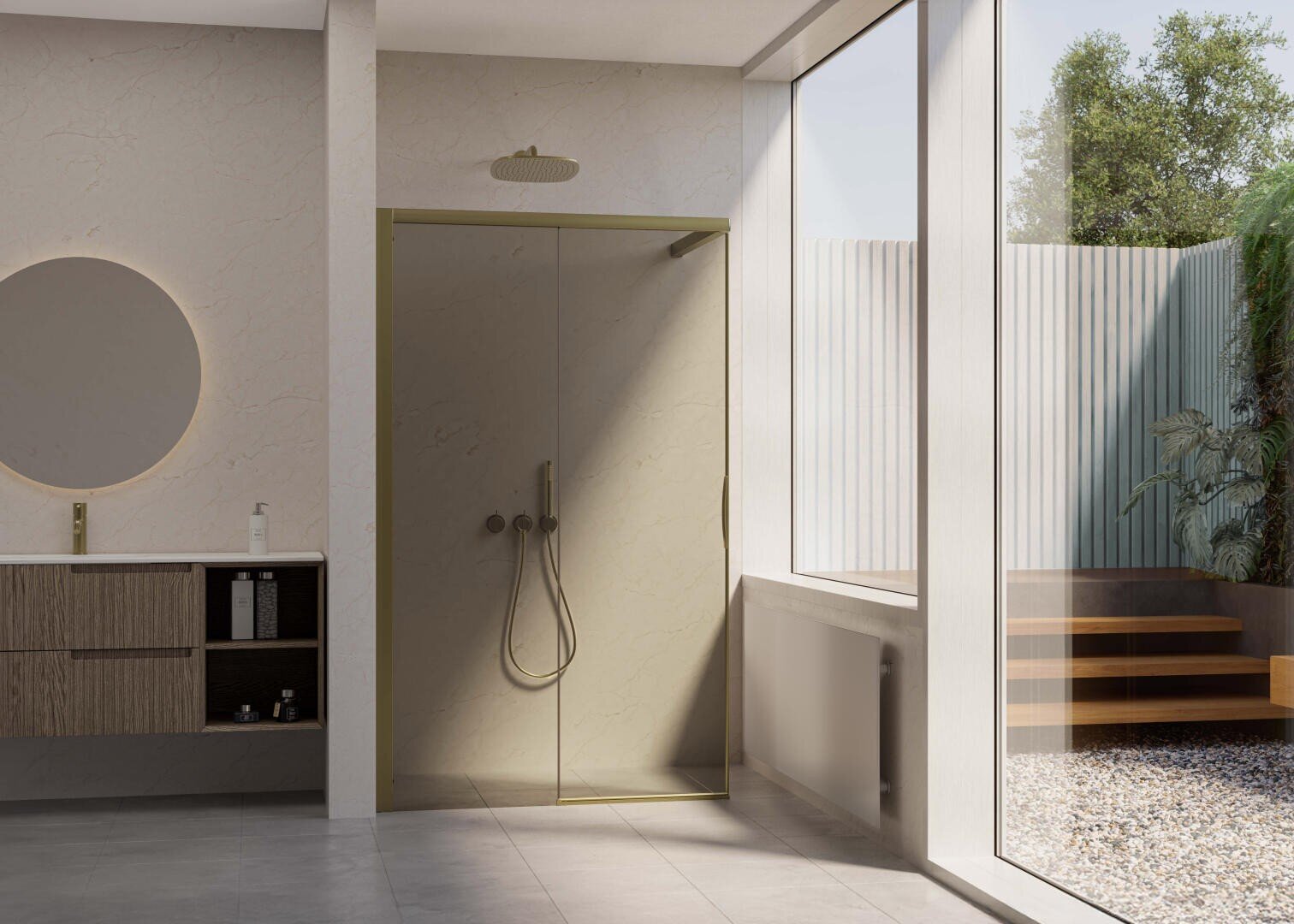 Modernes Badezimmer mit Glasduschabtrennung, rundem Spiegel, hölzernem Waschtisch und großem Fenster mit Blick auf die Außentreppe und die Grünanlage. Das Sonnenlicht strömt in den Raum und schafft eine helle, luftige Atmosphäre.