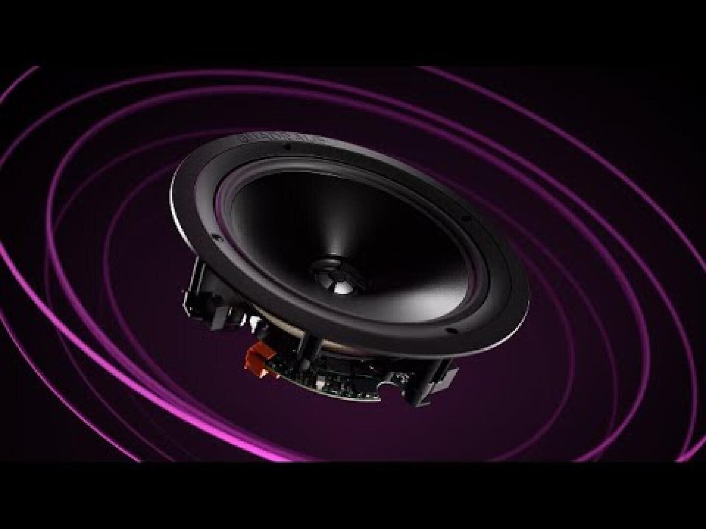 Ein schwarzer Audio-Lautsprecher mit kreisförmigem Design wird vor einem dunklen Hintergrund mit lila konzentrischen Ringen gezeigt, die den Eindruck von Schallwellen oder Vibrationen vermitteln.