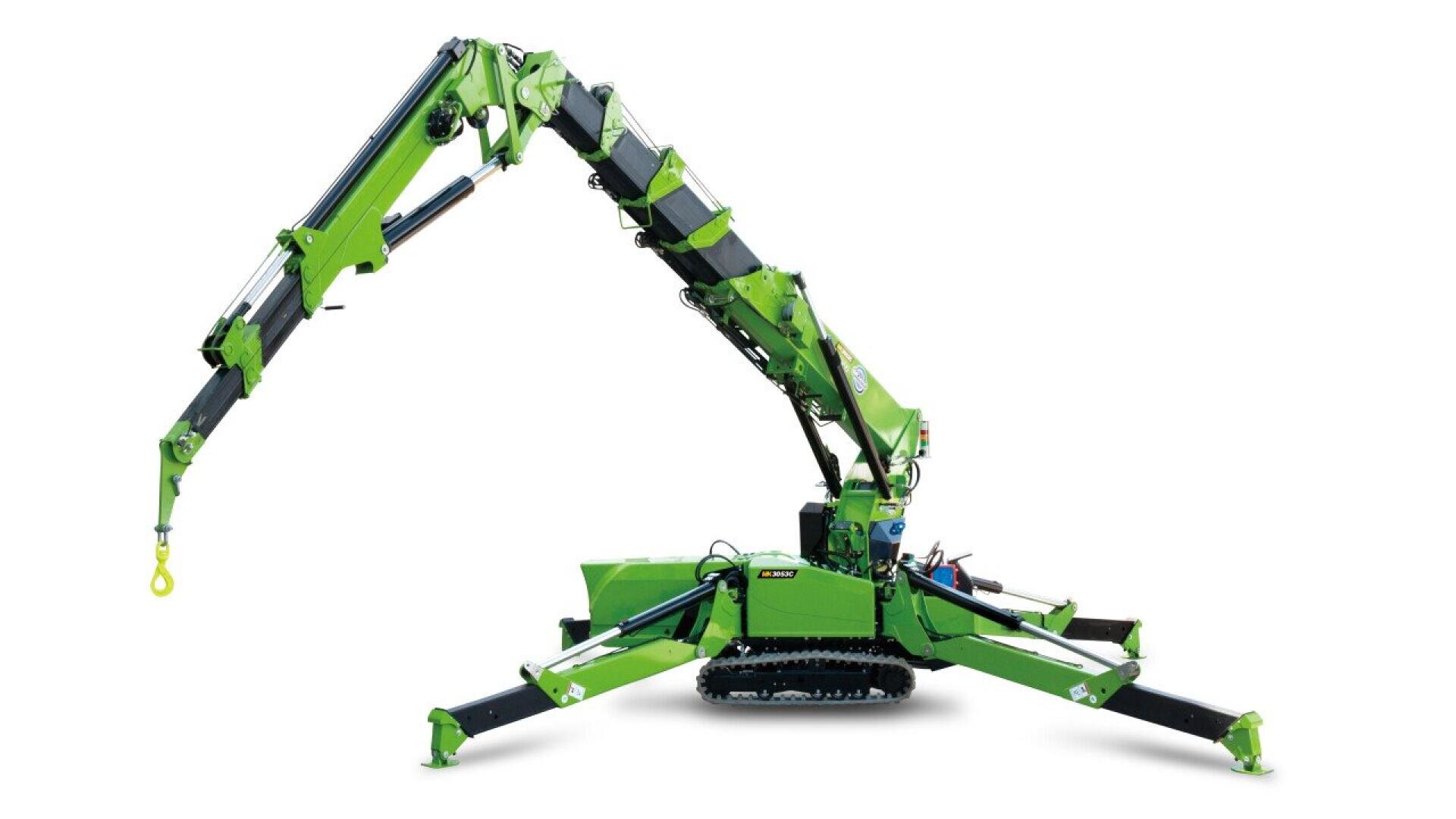 Une mini-grue sur chenilles verte compacte avec une flèche articulée étendue et des stabilisateurs, sur fond blanc. La grue est équipée d'un crochet au bout de son bras et de chenilles en caoutchouc pour la mobilité.