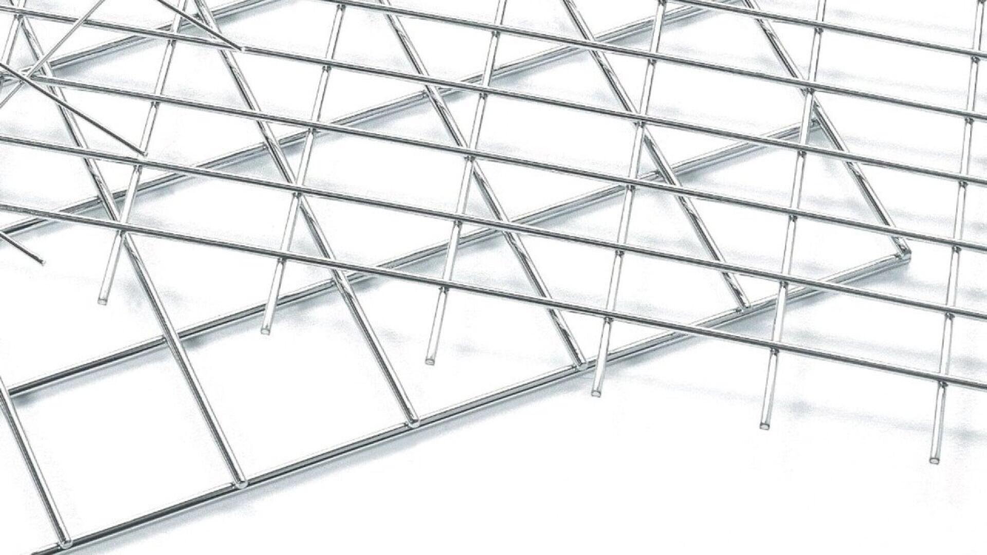 Des panneaux de grillage métallique argenté se superposent sur un fond blanc, formant un motif de grille avec des lignes droites et des formes rectangulaires qui s'entrecroisent.