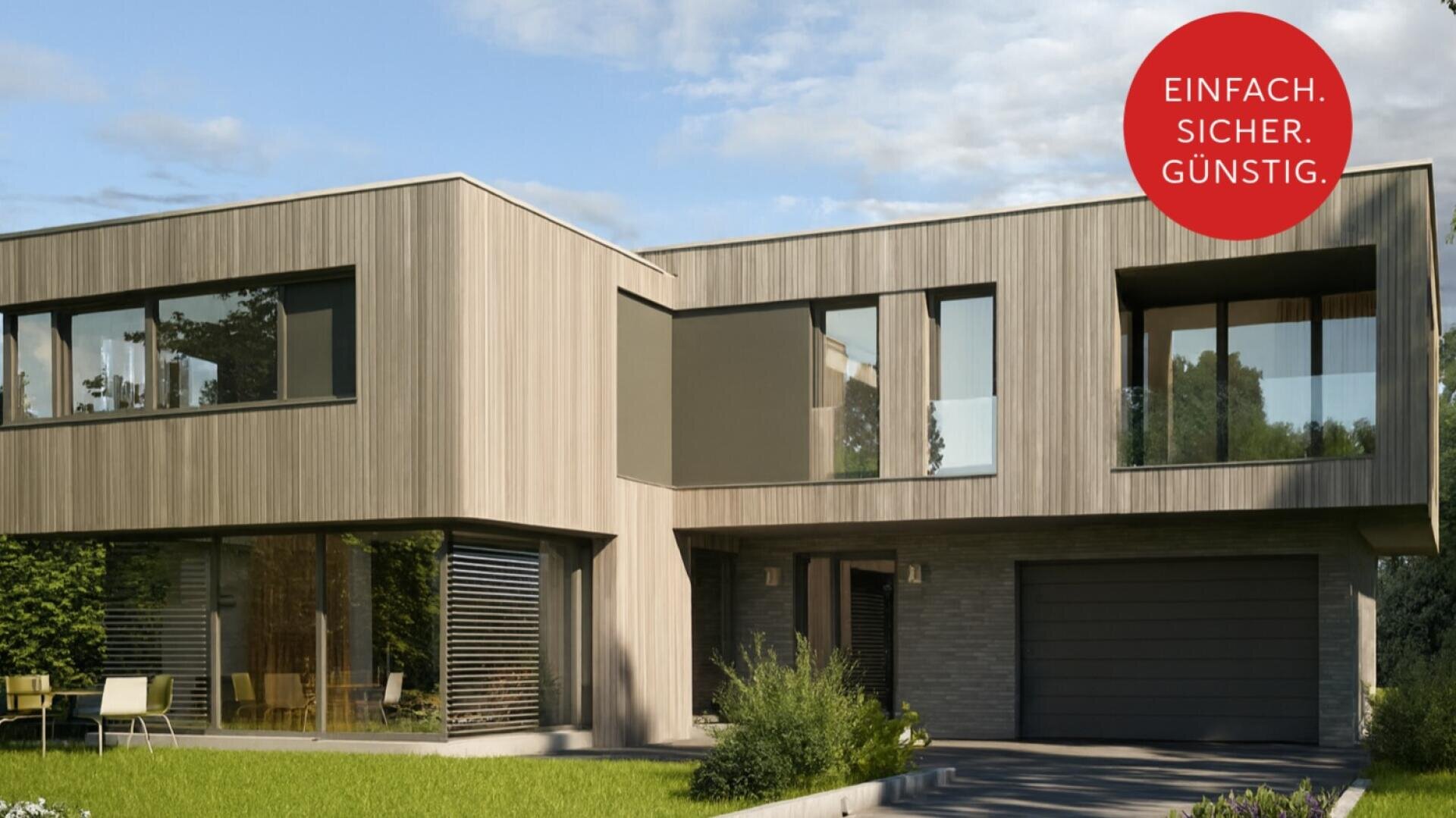 Maison moderne de deux étages avec une façade en bois, de grandes fenêtres et un garage ; entourée d'espaces verts sous un ciel bleu. Un cercle rouge dans le coin supérieur droit contient le texte SIMPLE. SÛR. BON MARCHÉ.
