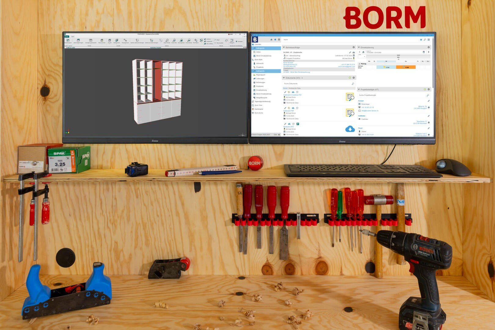 Un établi en bois avec des outils à main, une perceuse et des copeaux de bois. Au-dessus, deux écrans affichent un logiciel de modélisation 3D et un outil de gestion de projet. Le mot BORM est écrit en rouge sur le mur.