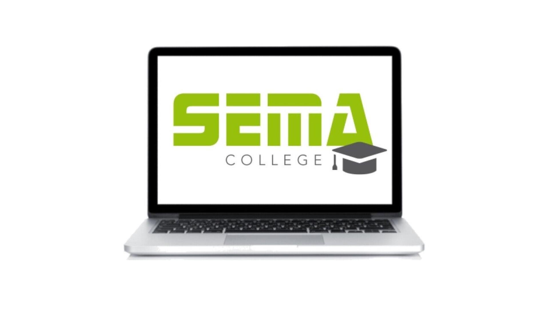 Un ordinateur portable affichant le logo du SEMA College en vert et gris, avec une casquette de diplômé près du mot College sur un écran blanc.
