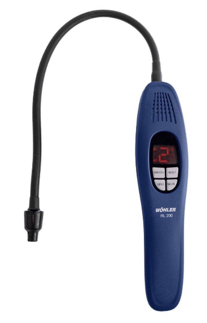 Ein blaues, tragbares Gaslecksuchgerät mit einer biegsamen, schwarzen Sonde, einer Digitalanzeige mit der Ziffer 2 und vier weißen Tasten mit der Aufschrift "ON/OFF", "RESET", "SENS" und "TICK". Die Marke "Wöhler" ist auf dem Gehäuse aufgedruckt.