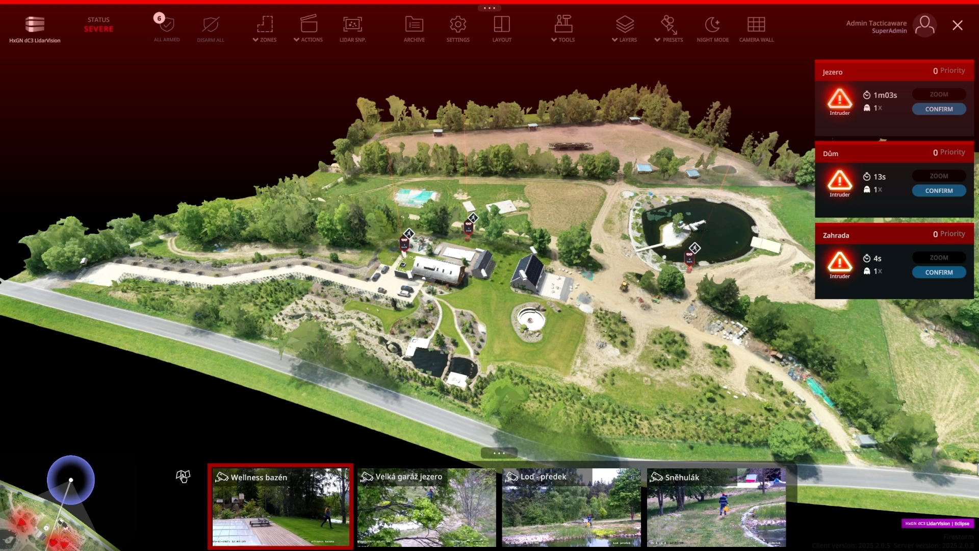 Eine 3D-Luftbildkarte eines Parks mit Gebäuden, Wegen, Grünflächen und Teichen wird auf einer Computeroberfläche angezeigt, wobei Warnmeldungen und Live-Kameraübertragungen am unteren und rechten Bildschirmrand eingeblendet werden.