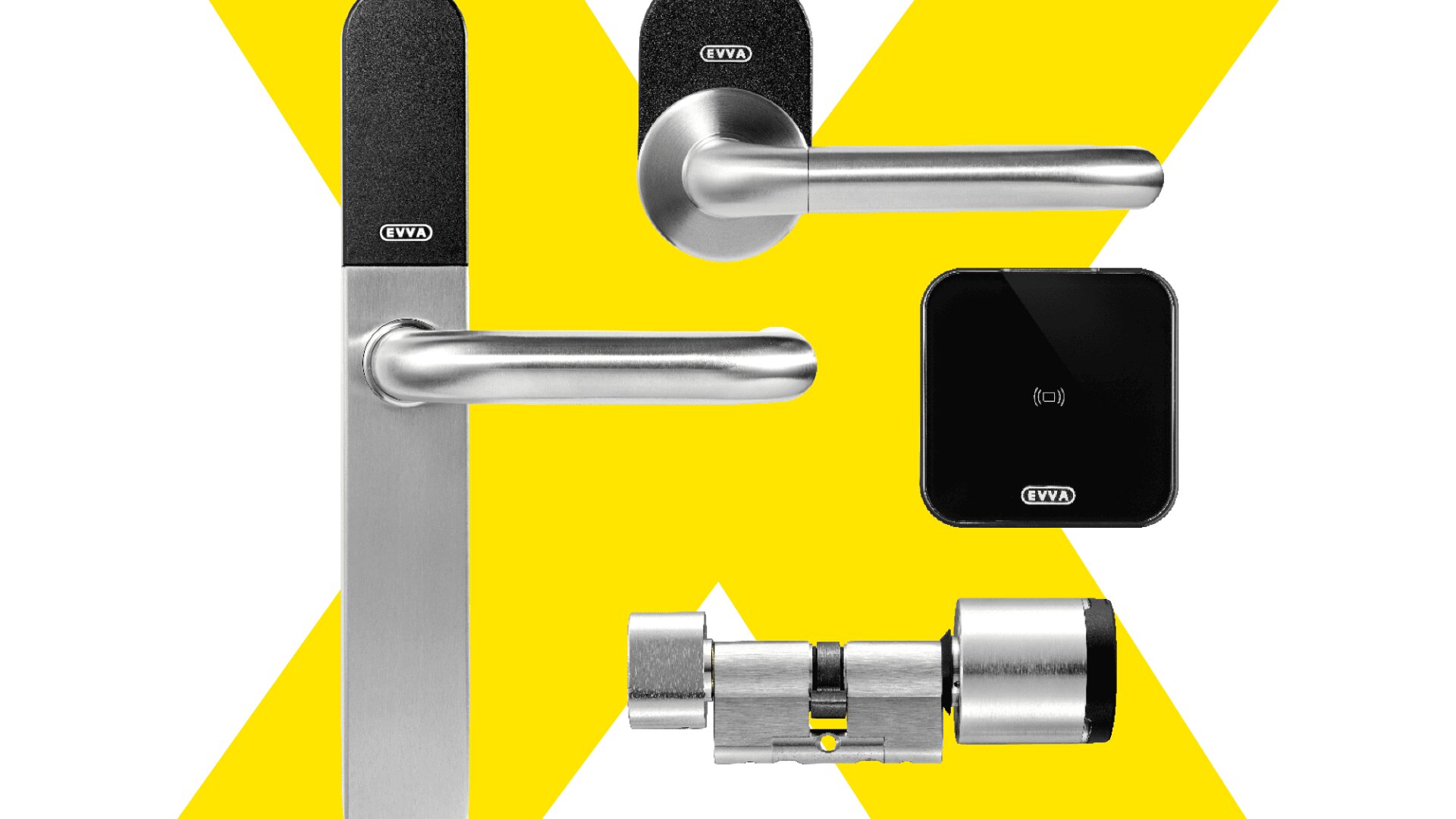 Vier moderne, metallische Komponenten von EVVA smart lock, darunter Türdrücker, ein rechteckiger Leser und ein zylindrisches Schloss, sind auf weißem Grund angeordnet, dahinter ein kräftiges gelbes X.